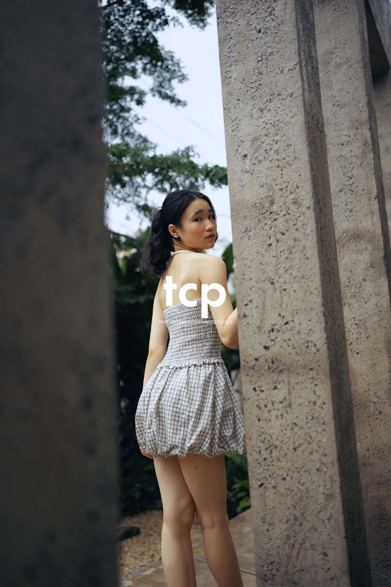 Tám Cuộn Phim - Khi ly cà phê vừa kịp đặt xuống mặt bàn gỗ