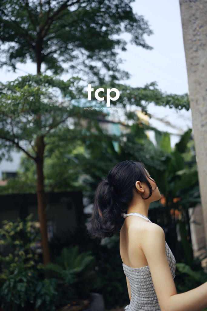 Tám Cuộn Phim - Khi ly cà phê vừa kịp đặt xuống mặt bàn gỗ