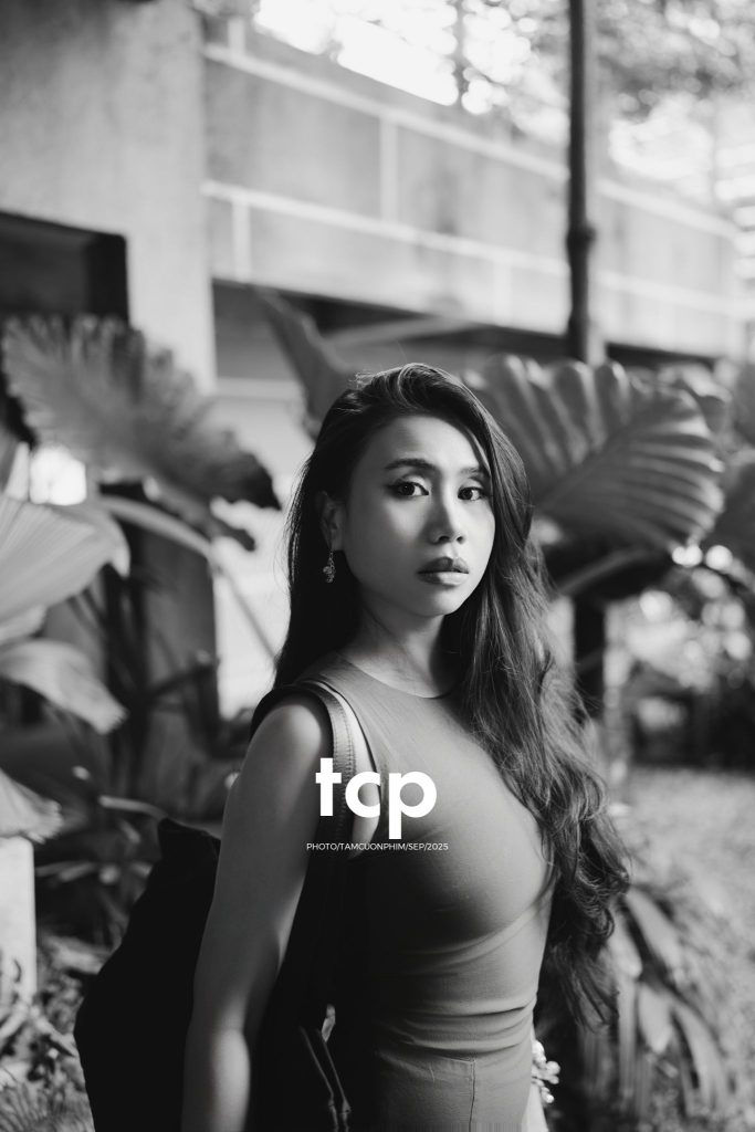 Tám Cuộn Phim - Khi ly cà phê vừa kịp đặt xuống mặt bàn gỗ