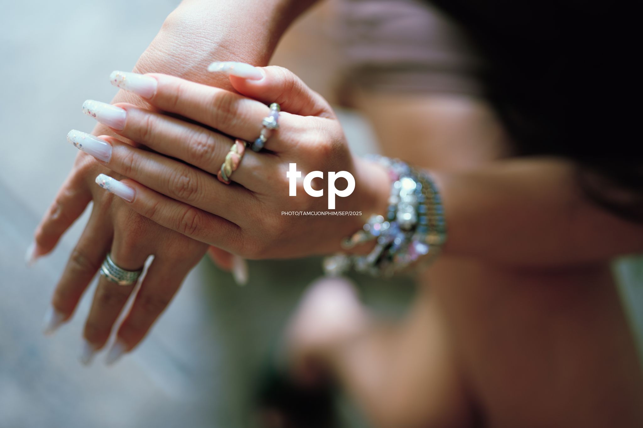 Tám Cuộn Phim - Khi ly cà phê vừa kịp đặt xuống mặt bàn gỗ