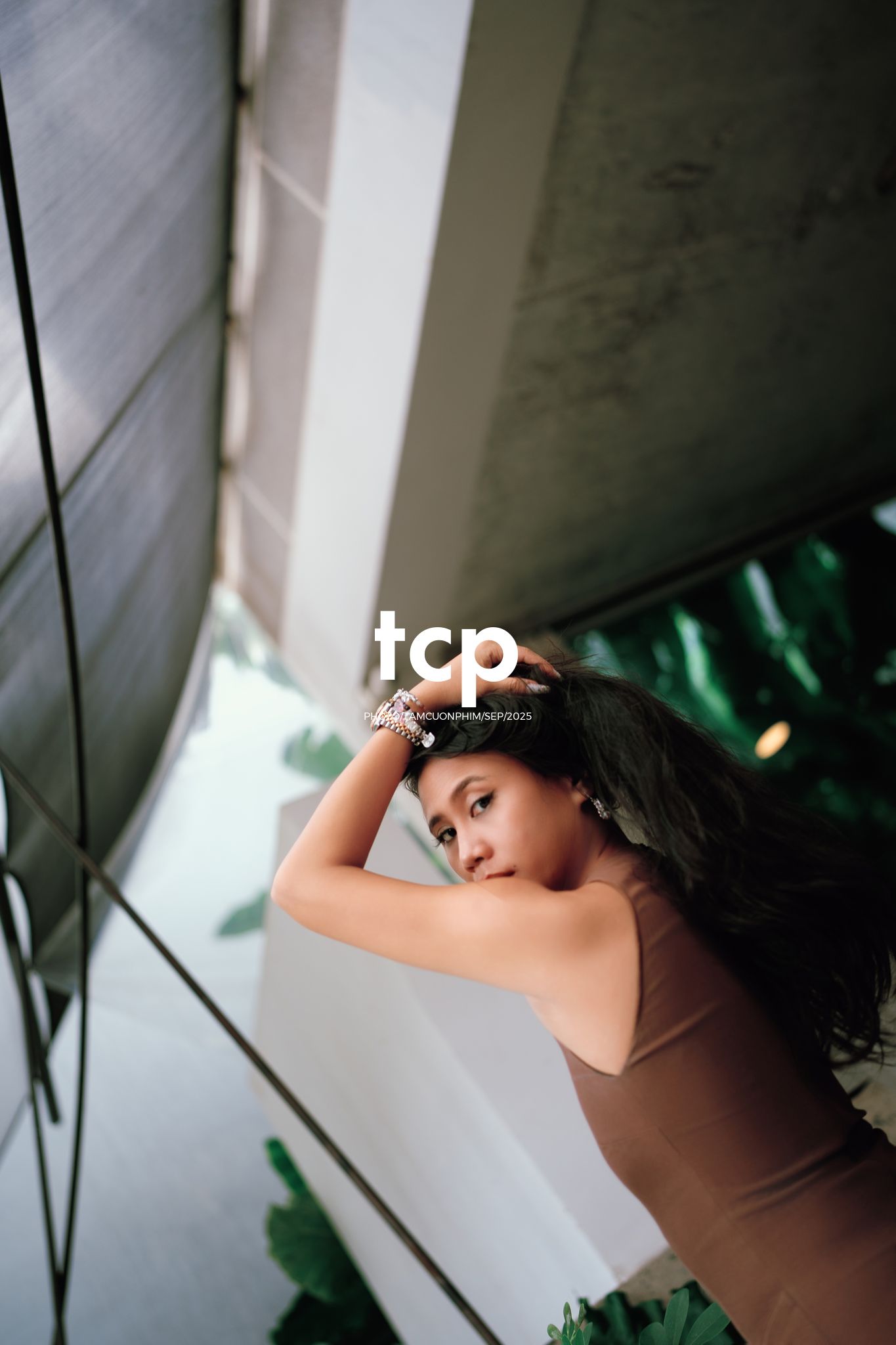 Tám Cuộn Phim - Khi ly cà phê vừa kịp đặt xuống mặt bàn gỗ