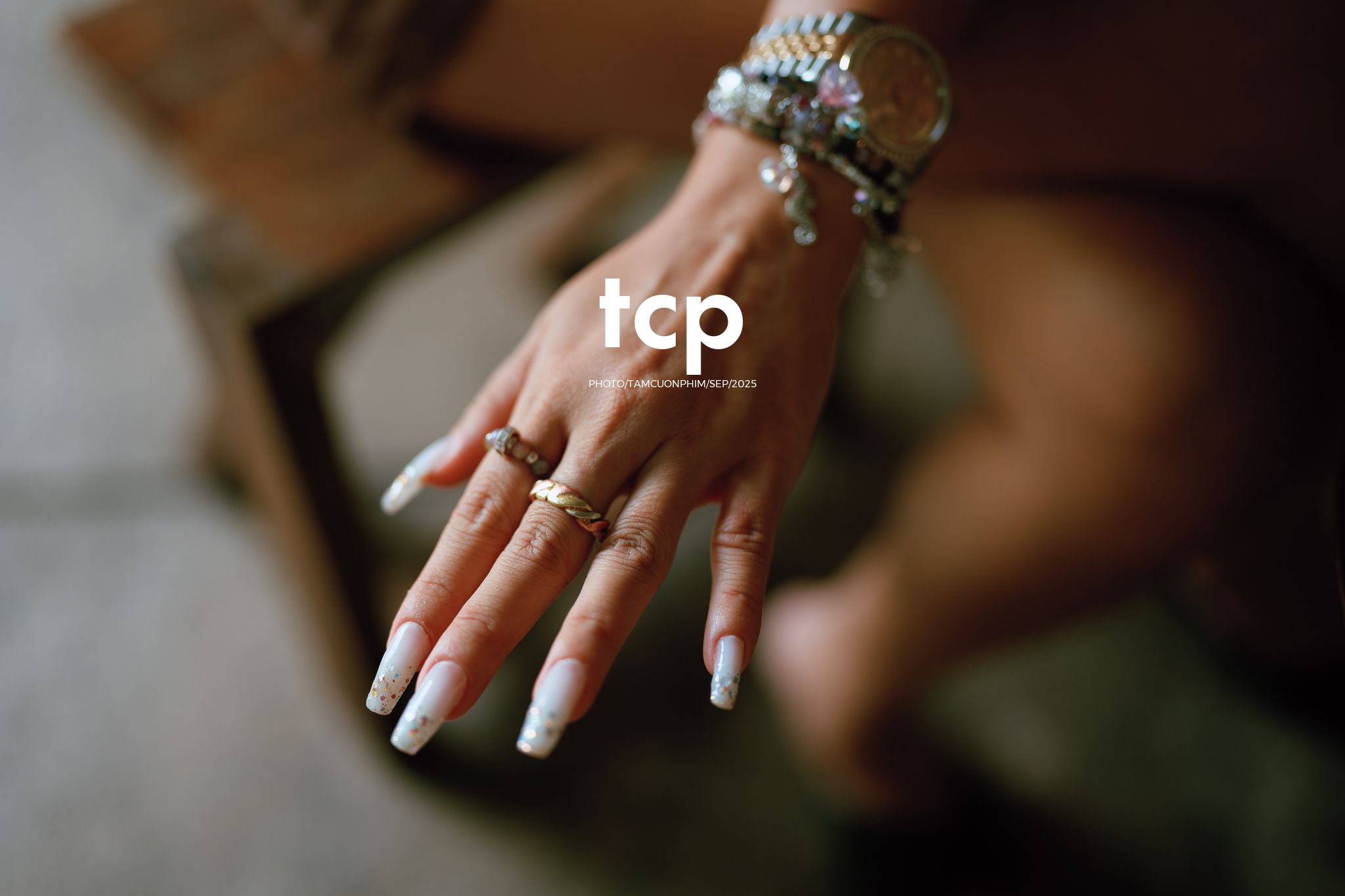 Tám Cuộn Phim - Khi ly cà phê vừa kịp đặt xuống mặt bàn gỗ