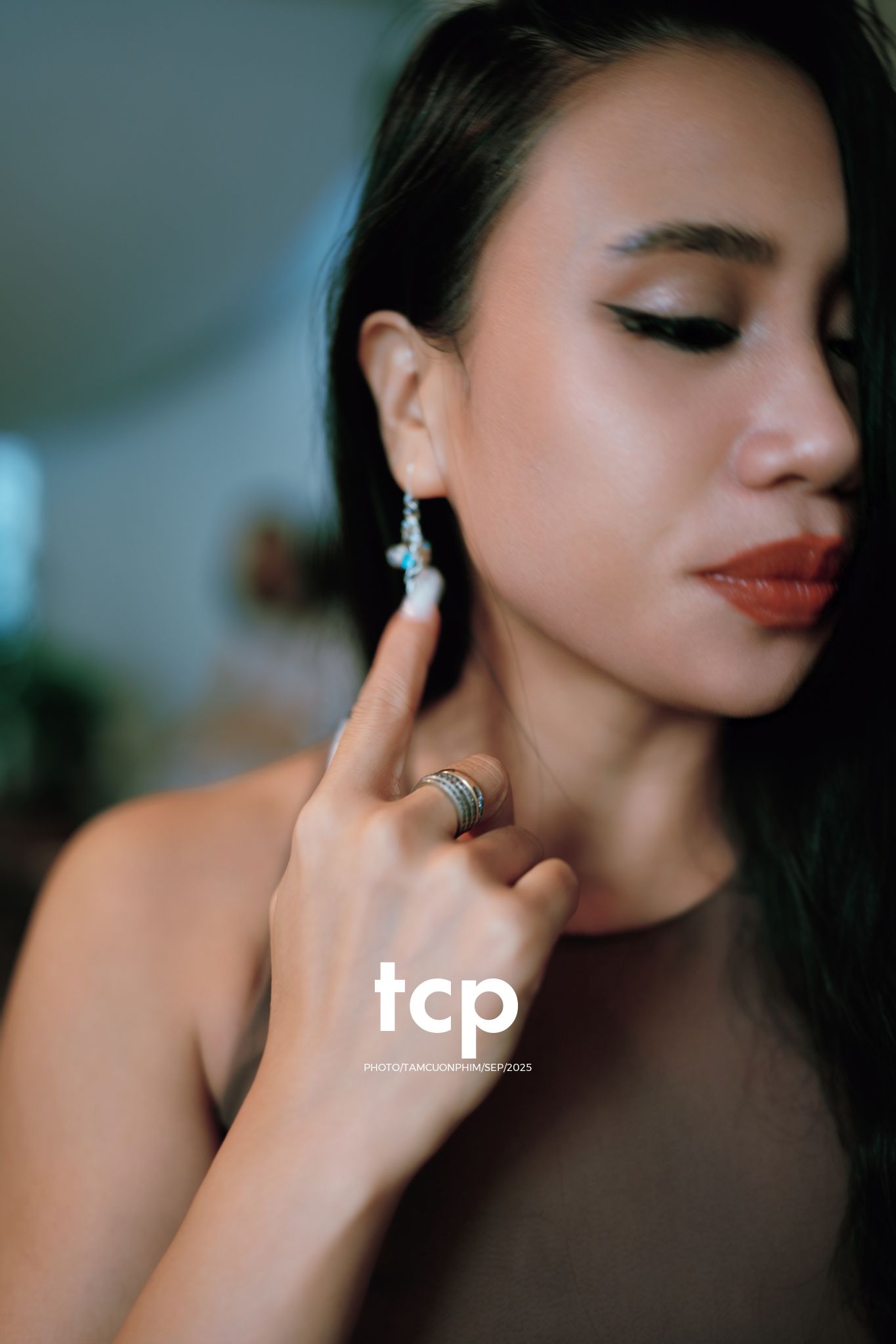 Tám Cuộn Phim - Khi ly cà phê vừa kịp đặt xuống mặt bàn gỗ