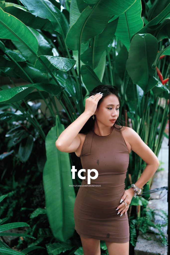 Tám Cuộn Phim - Khi ly cà phê vừa kịp đặt xuống mặt bàn gỗ