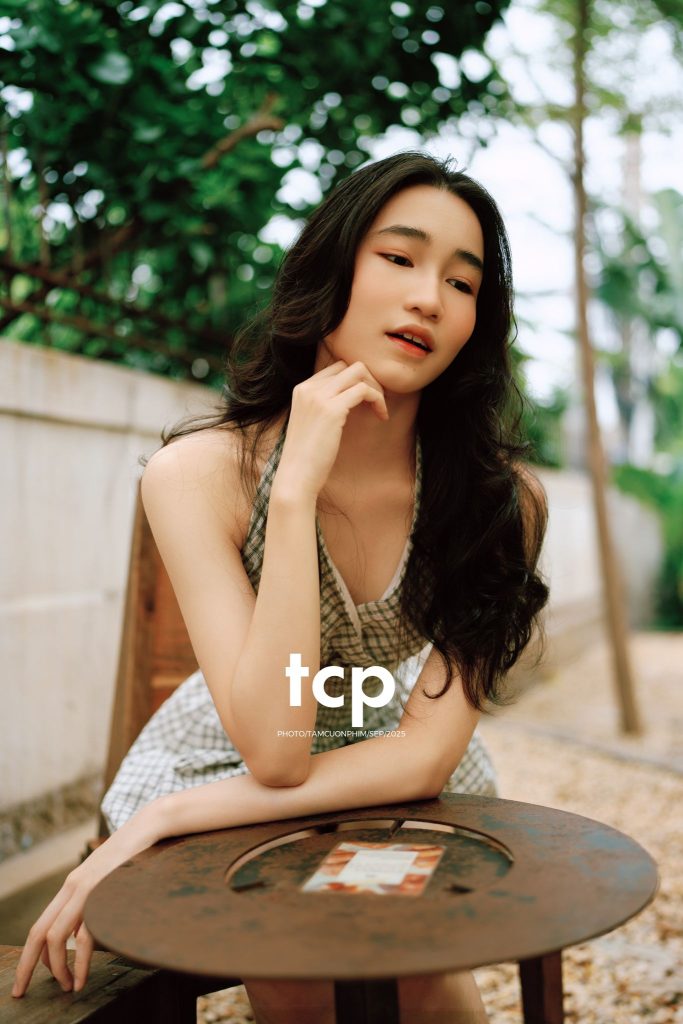 Tám Cuộn Phim - Khi ly cà phê vừa kịp đặt xuống mặt bàn gỗ