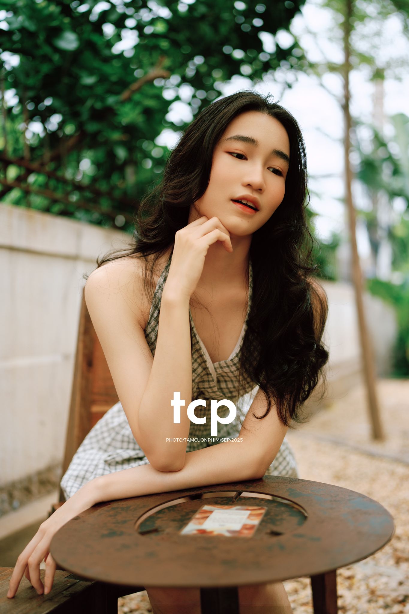 Tám Cuộn Phim - Khi ly cà phê vừa kịp đặt xuống mặt bàn gỗ