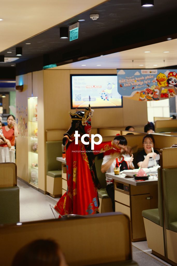 Tám Cuộn Phim - Những mảnh ghép dịu dàng của một tâm hồn tinh tế