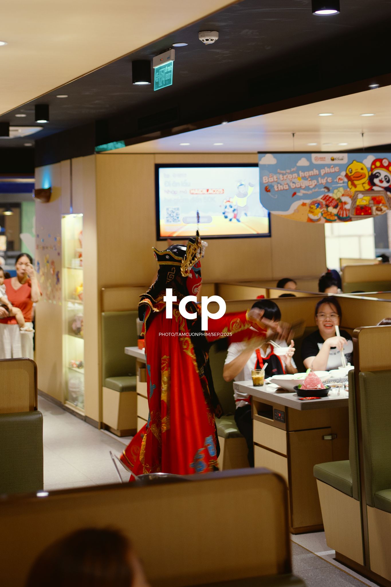 Tám Cuộn Phim - Những mảnh ghép dịu dàng của một tâm hồn tinh tế