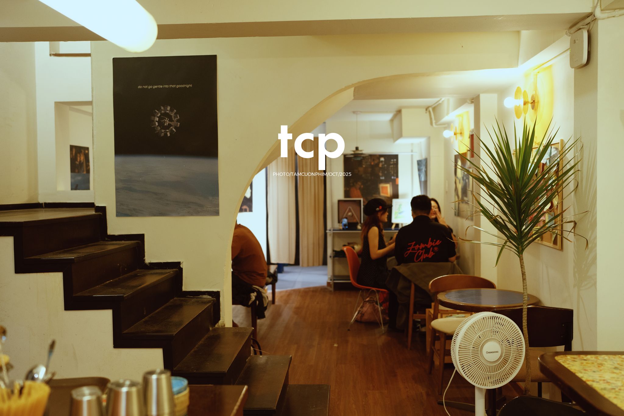 Tám Cuộn Phim - Những mảnh ghép dịu dàng của một tâm hồn tinh tế