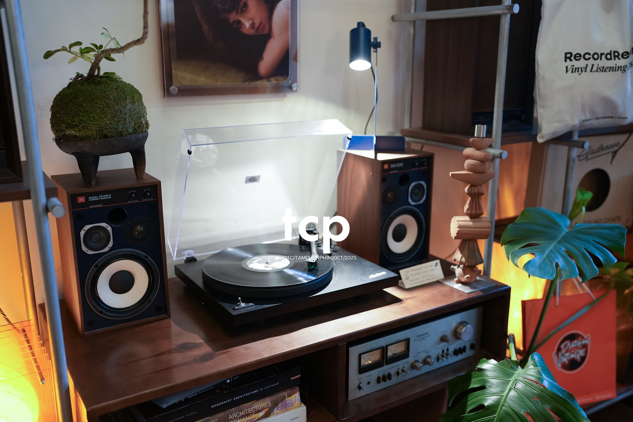 Tám Cuộn Phim - Những mảnh ghép dịu dàng của một tâm hồn tinh tế