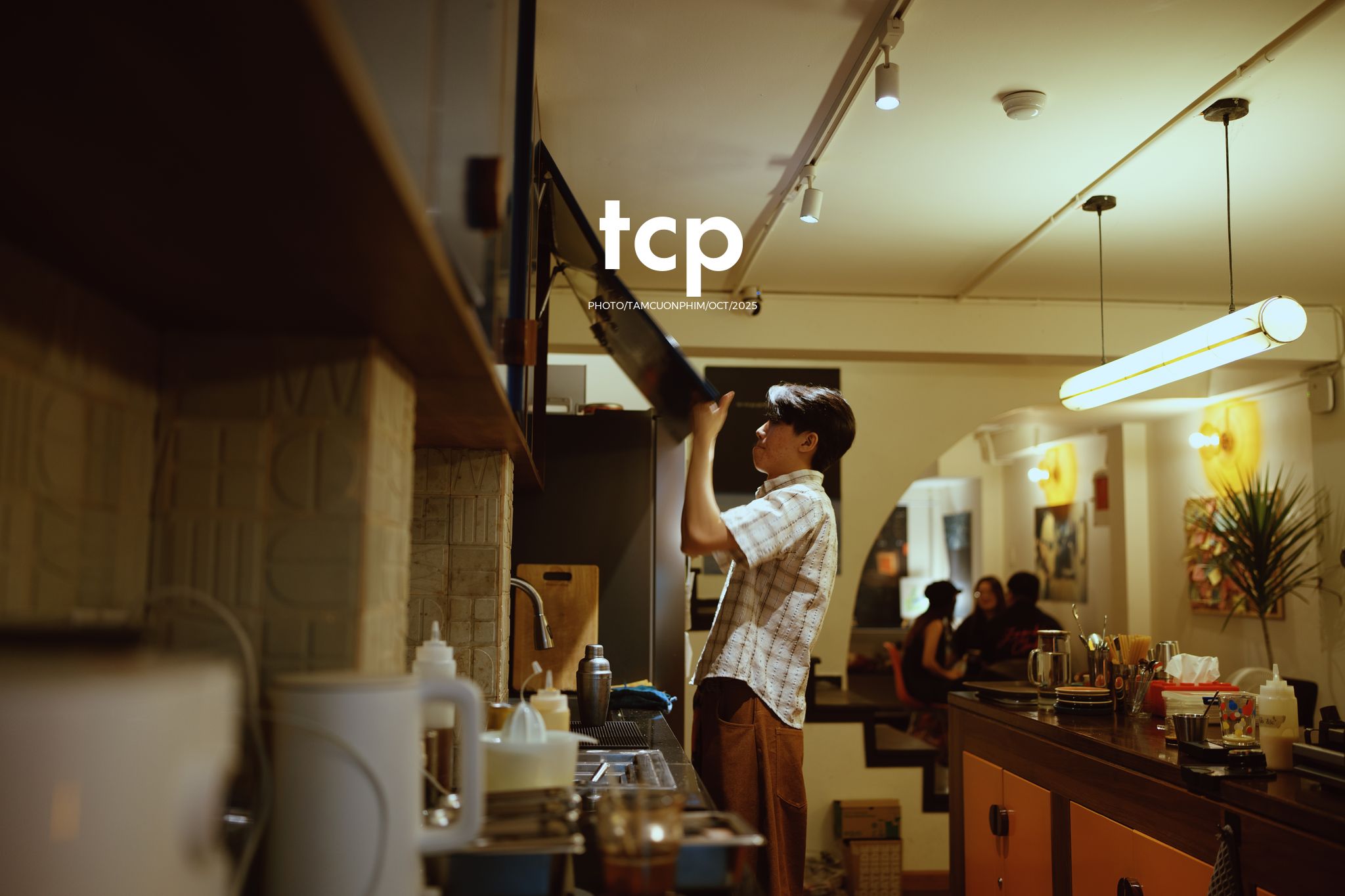 Tám Cuộn Phim - Những mảnh ghép dịu dàng của một tâm hồn tinh tế