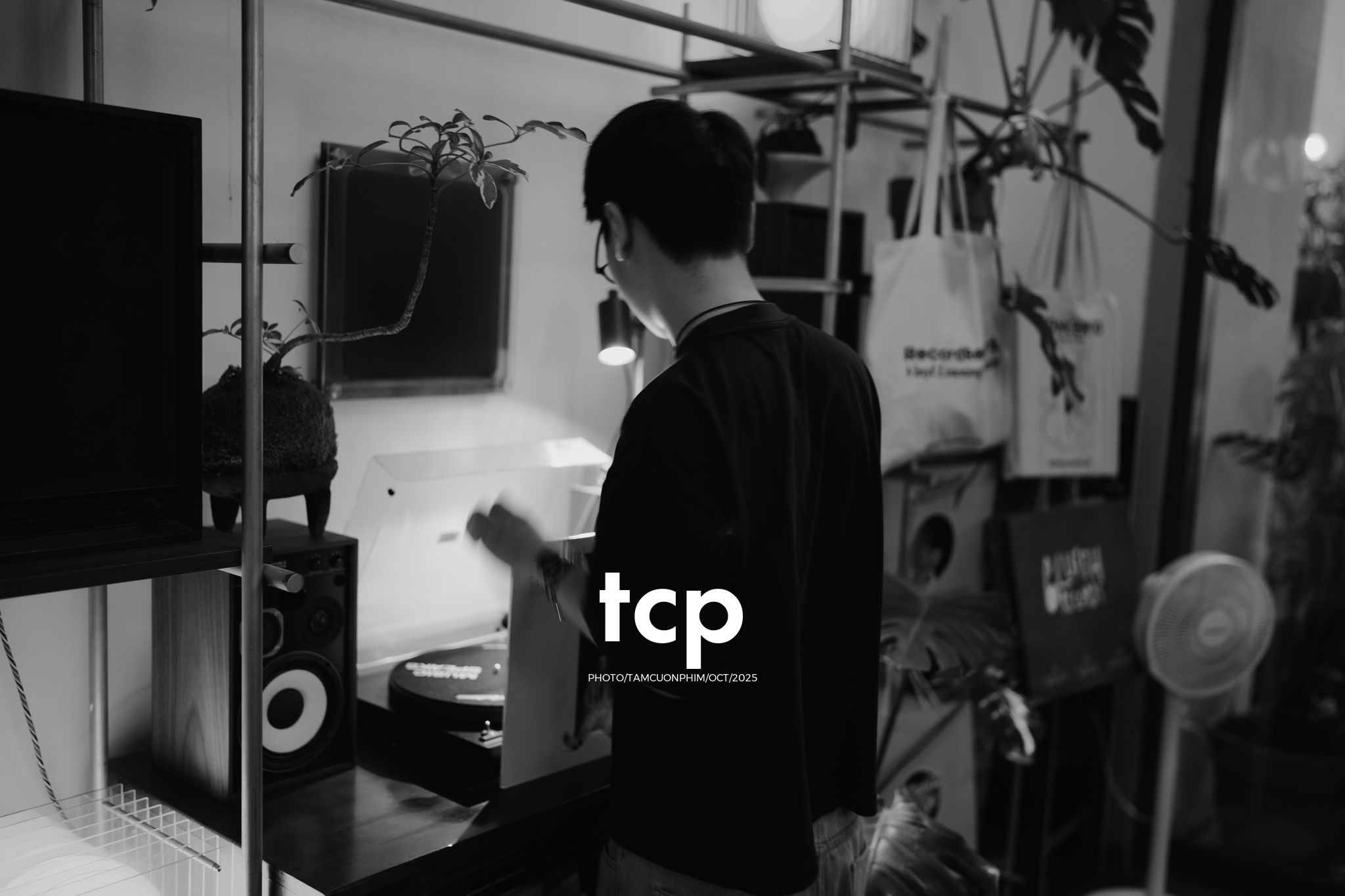 Tám Cuộn Phim - Những mảnh ghép dịu dàng của một tâm hồn tinh tế