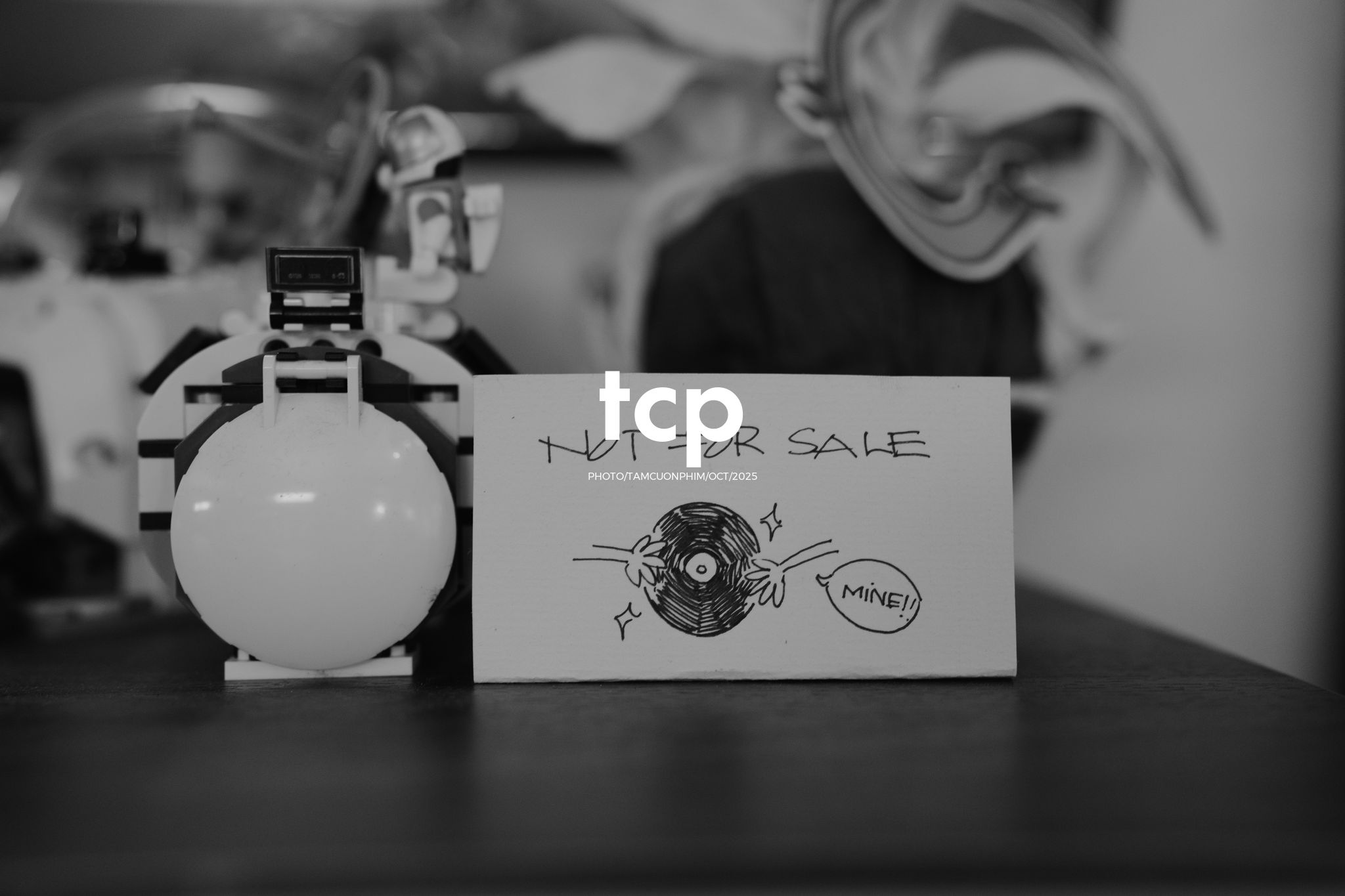 Tám Cuộn Phim - Những mảnh ghép dịu dàng của một tâm hồn tinh tế