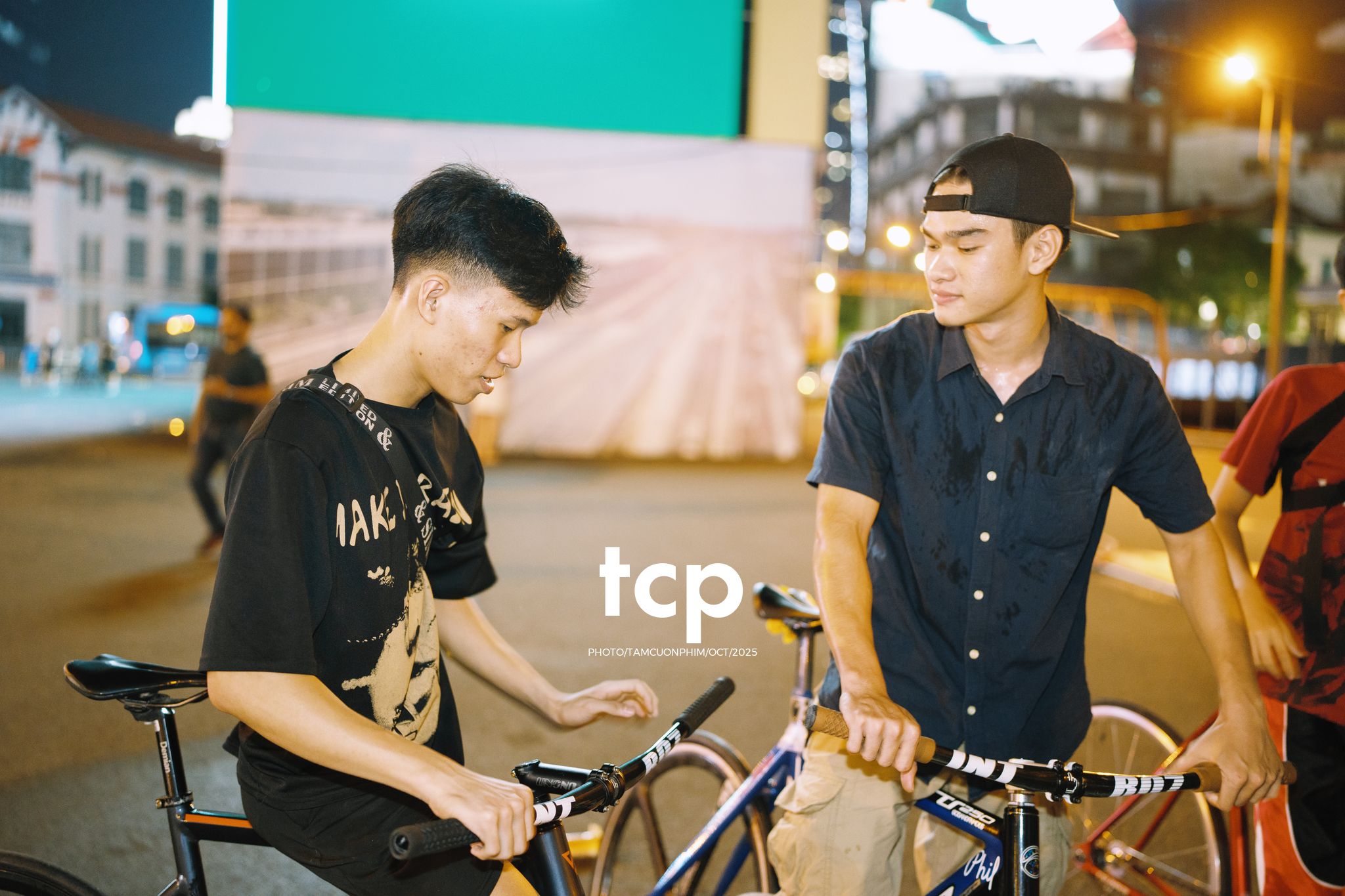 Tám Cuộn Phim - Nhịp điệu đường phố và ánh sáng neon