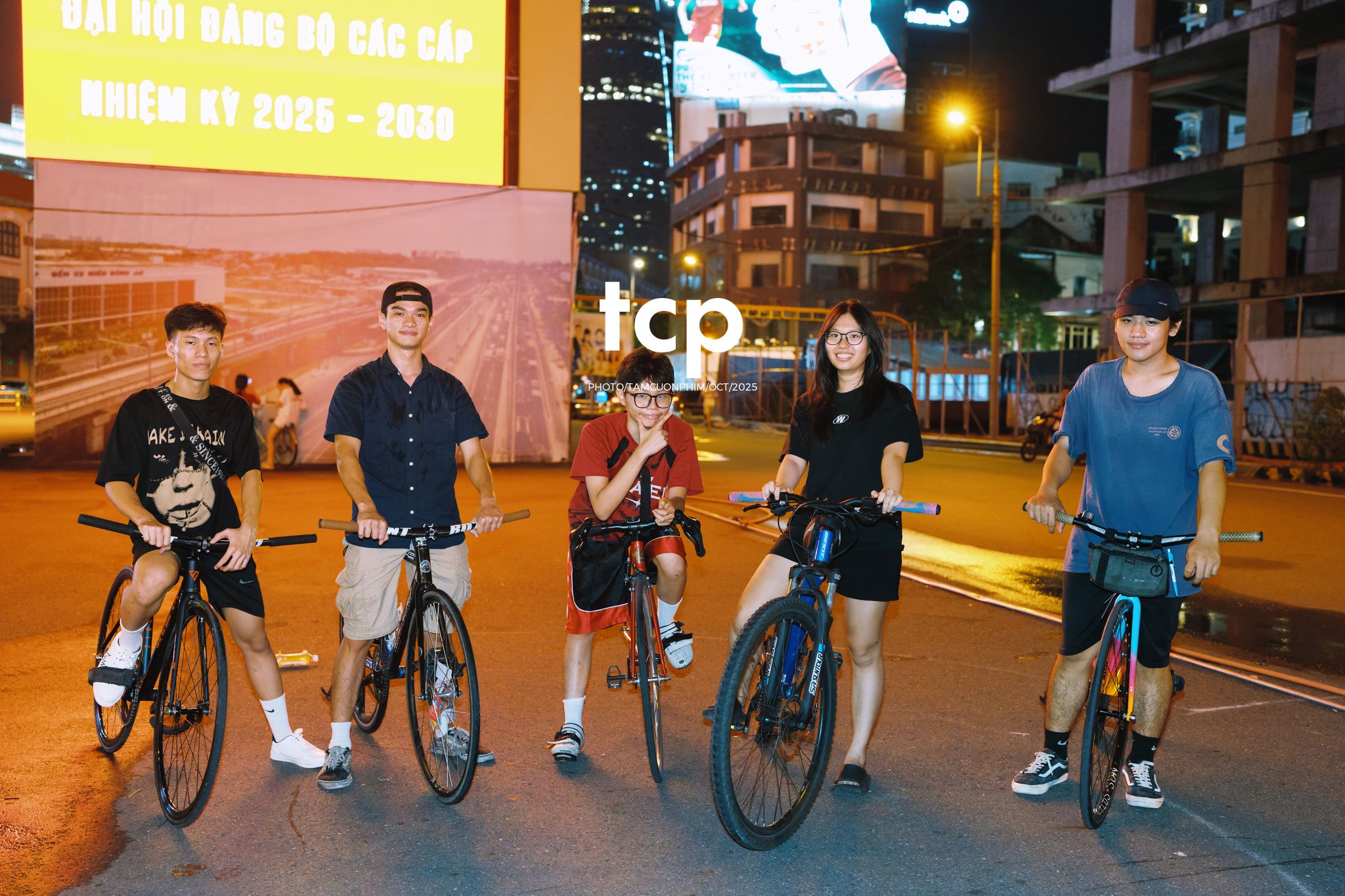 Tám Cuộn Phim - Nhịp điệu đường phố và ánh sáng neon