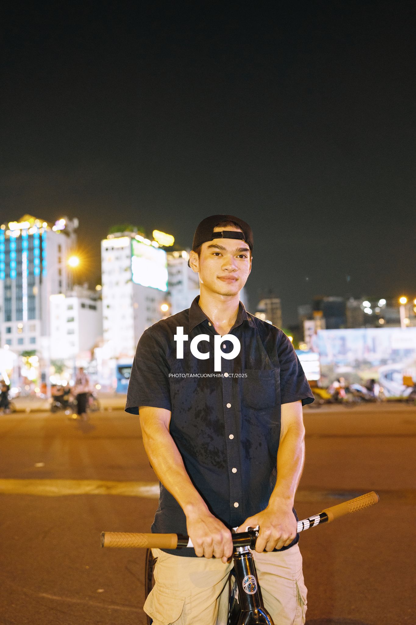 Tám Cuộn Phim - Nhịp điệu đường phố và ánh sáng neon