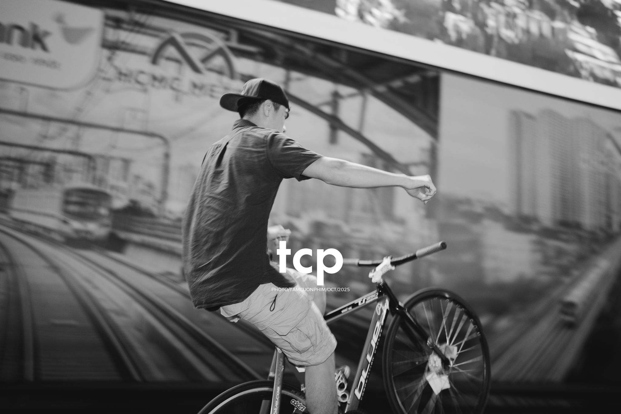 Tám Cuộn Phim - Nhịp điệu đường phố và ánh sáng neon