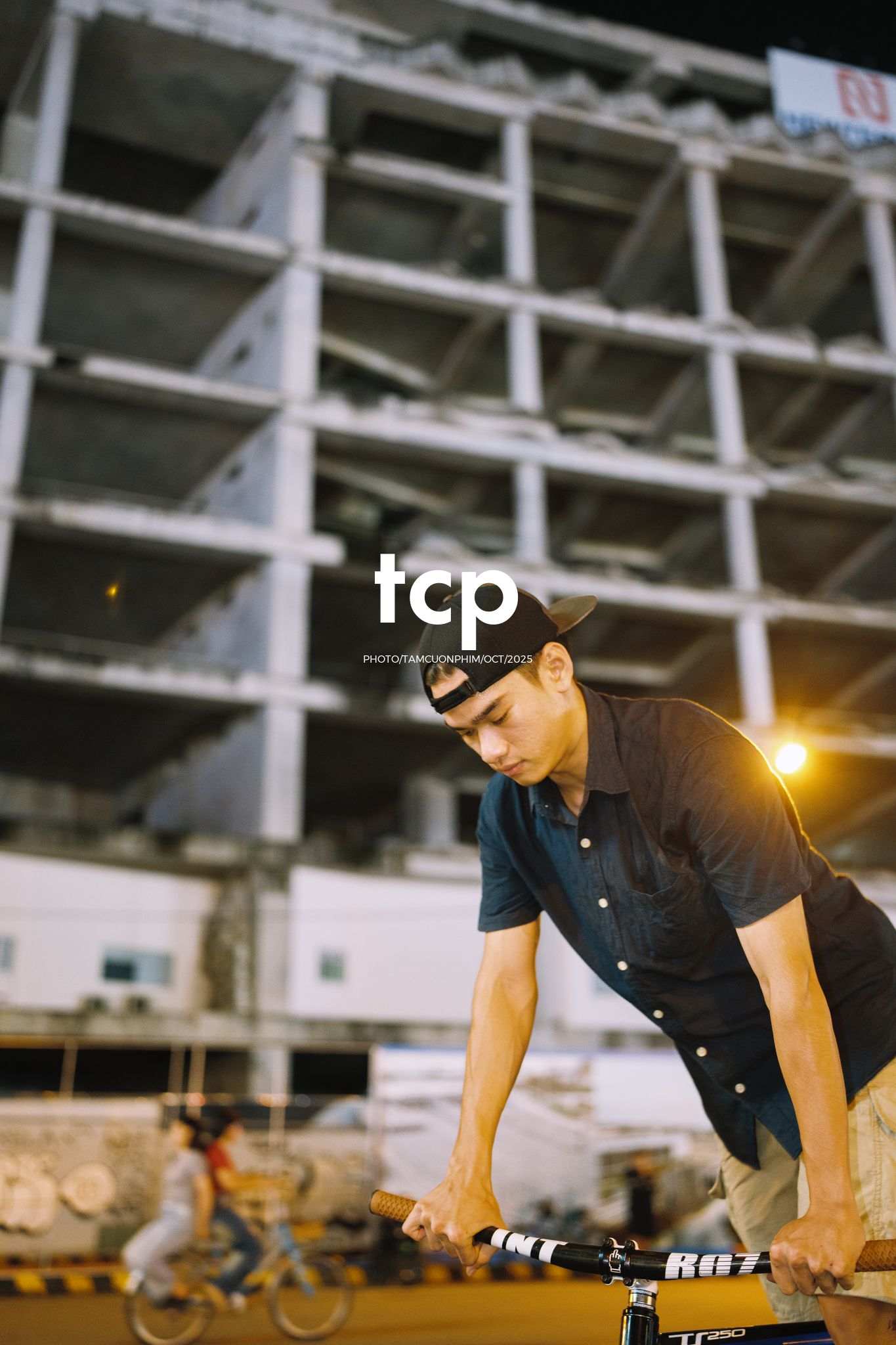 Tám Cuộn Phim - Nhịp điệu đường phố và ánh sáng neon