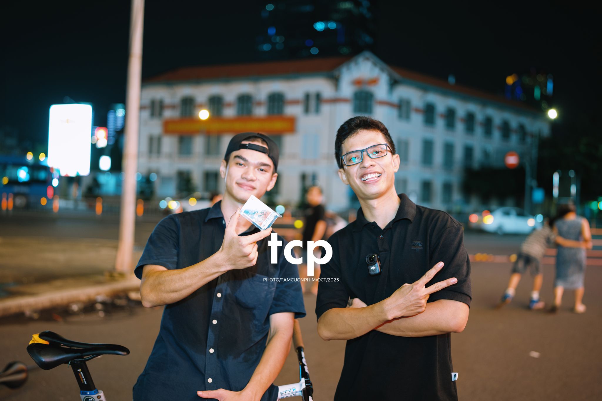 Tám Cuộn Phim - Nhịp điệu đường phố và ánh sáng neon