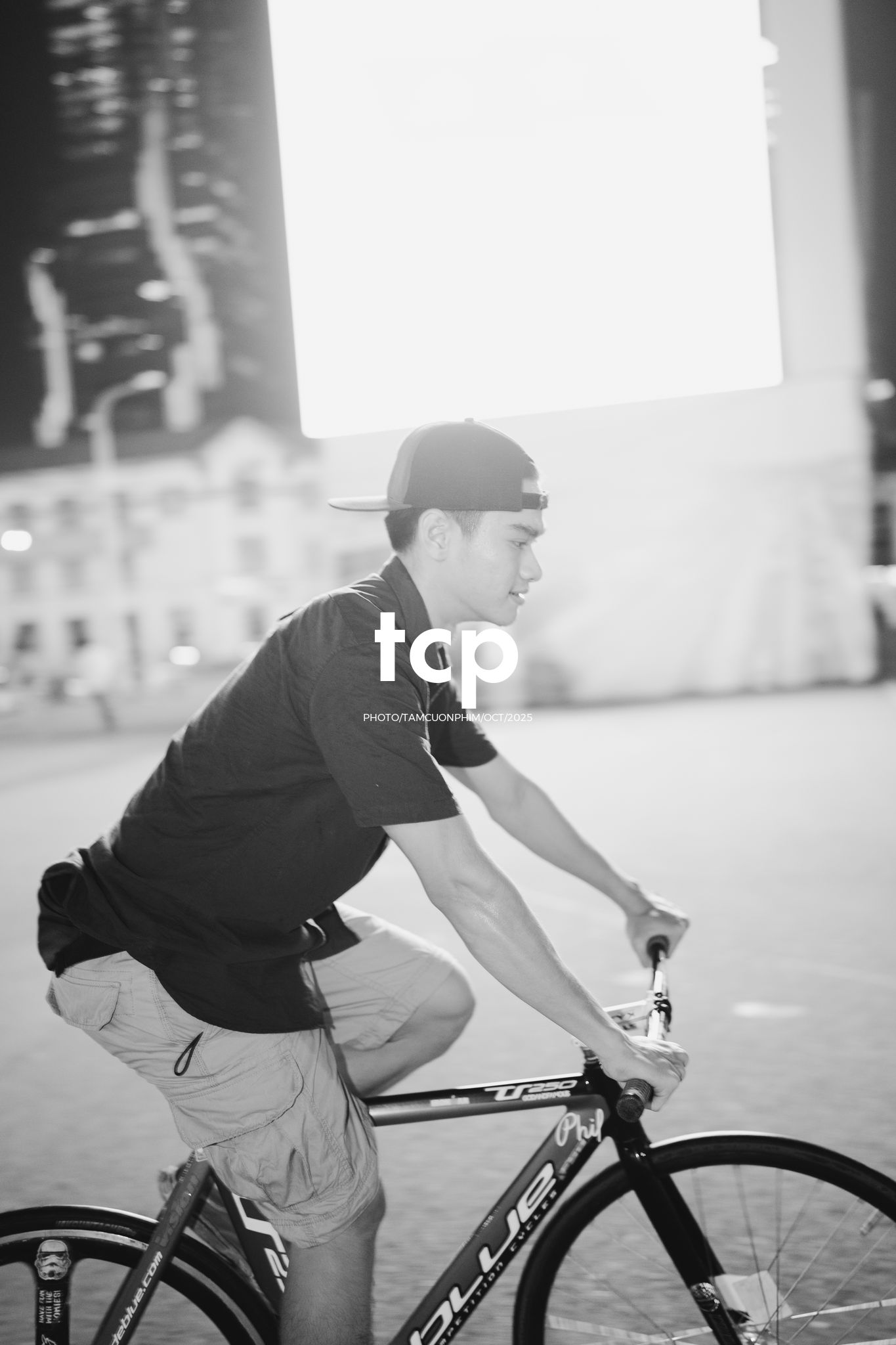 Tám Cuộn Phim - Nhịp điệu đường phố và ánh sáng neon