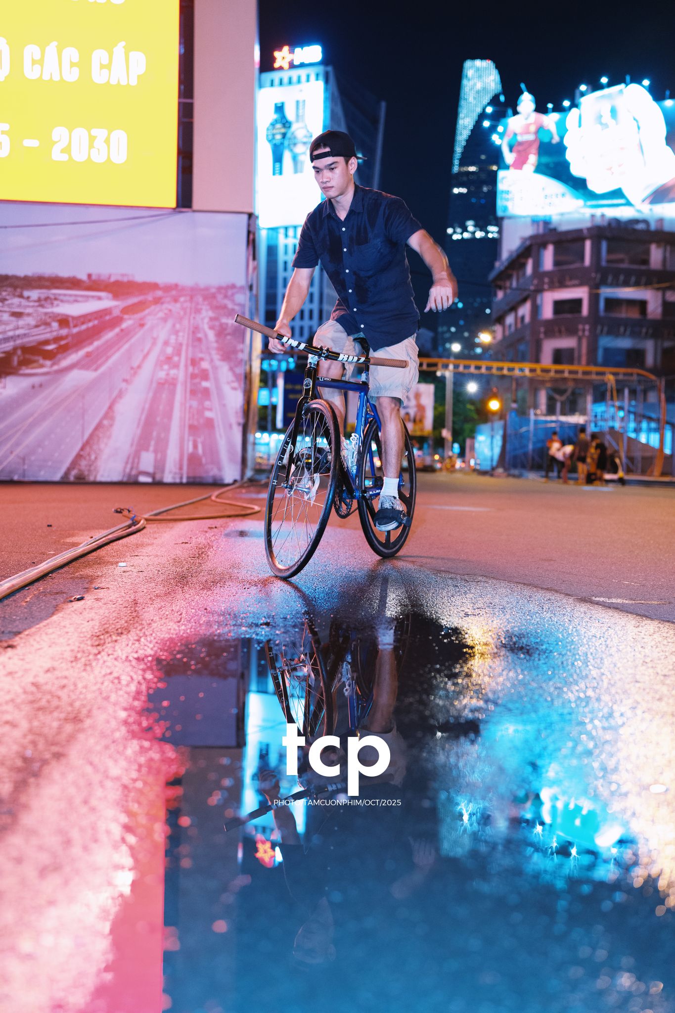 Tám Cuộn Phim - Nhịp điệu đường phố và ánh sáng neon