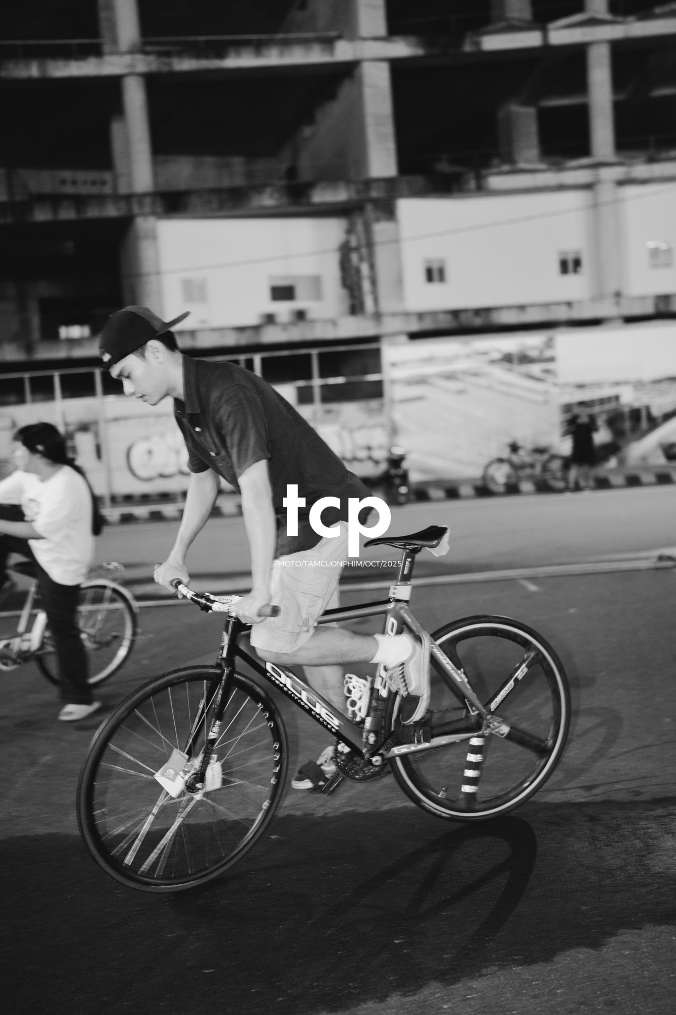 Tám Cuộn Phim - Nhịp điệu đường phố và ánh sáng neon