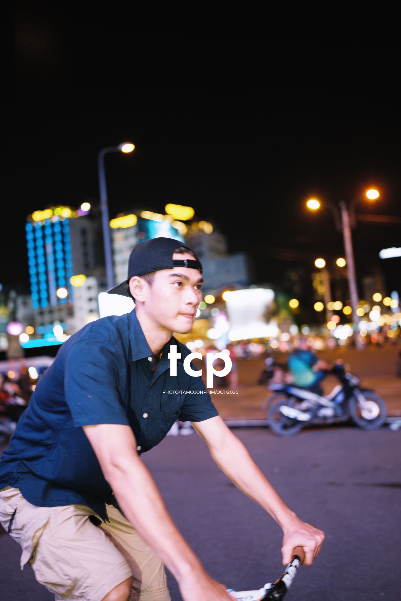 Tám Cuộn Phim - Nhịp điệu đường phố và ánh sáng neon