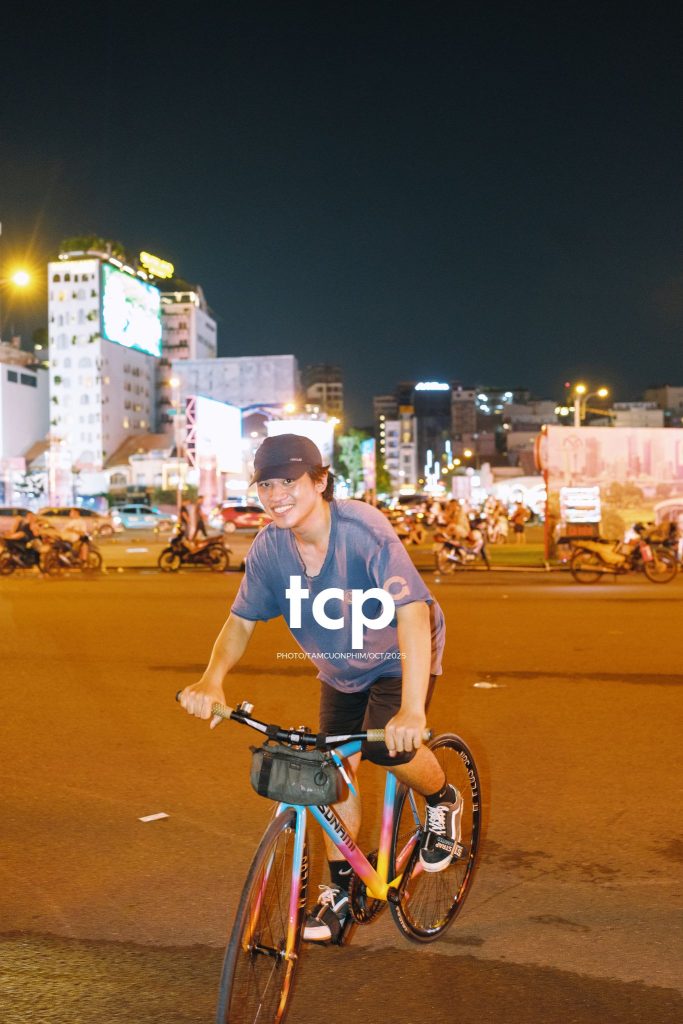 Tám Cuộn Phim - Nhịp điệu đường phố và ánh sáng neon
