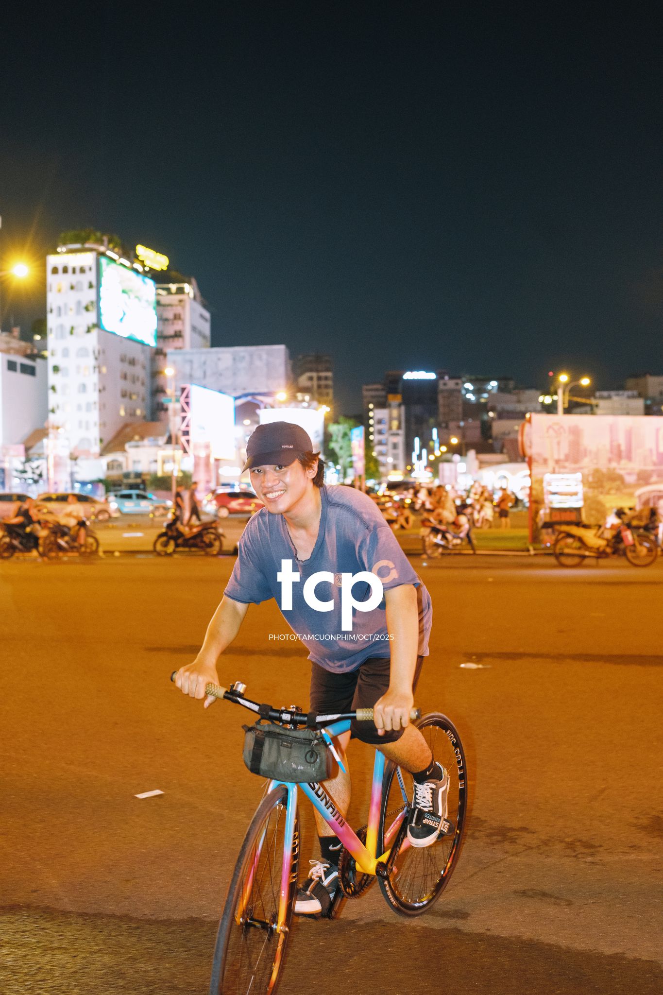 Tám Cuộn Phim - Nhịp điệu đường phố và ánh sáng neon