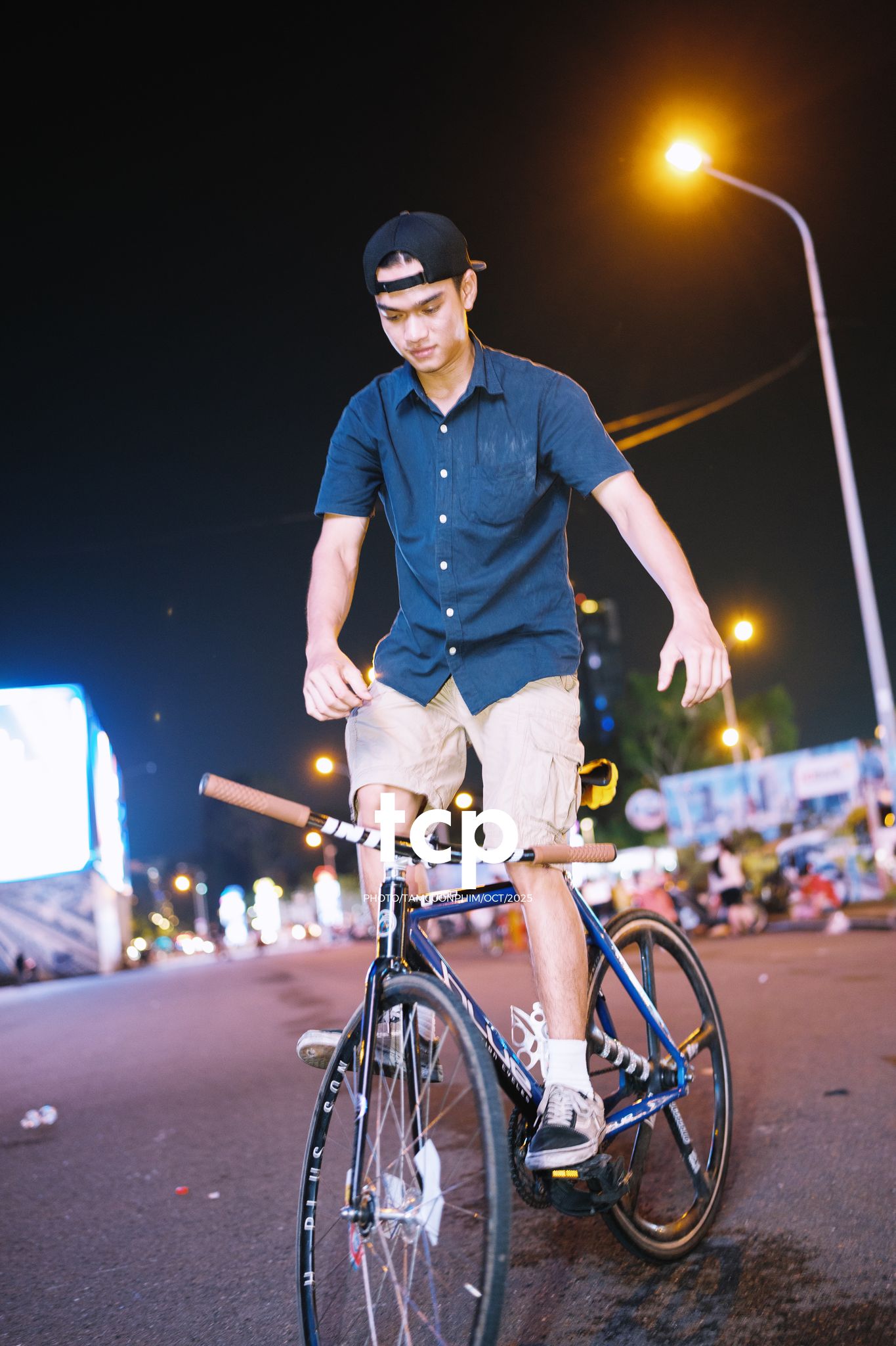 Tám Cuộn Phim - Nhịp điệu đường phố và ánh sáng neon