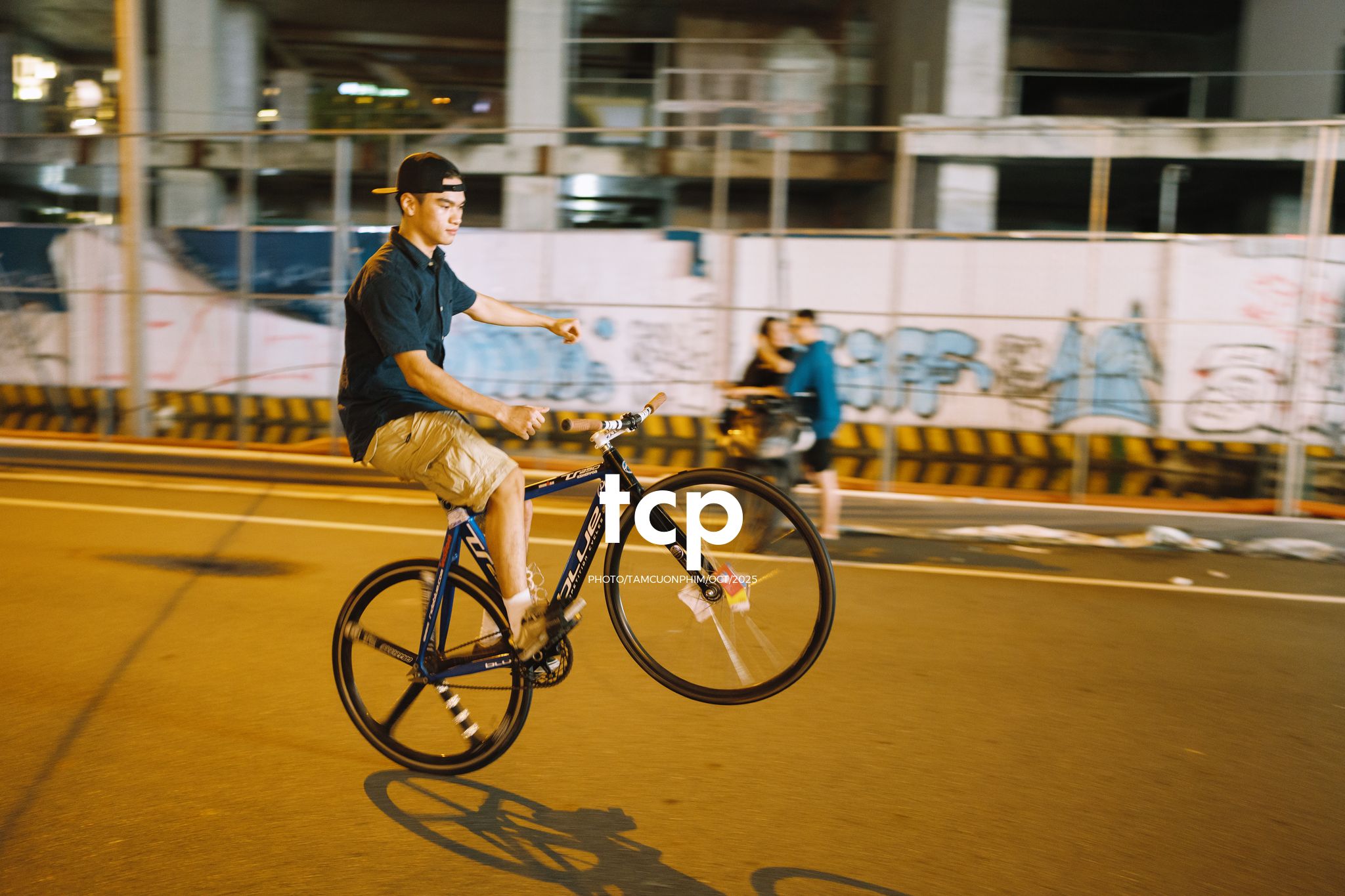 Tám Cuộn Phim - Nhịp điệu đường phố và ánh sáng neon