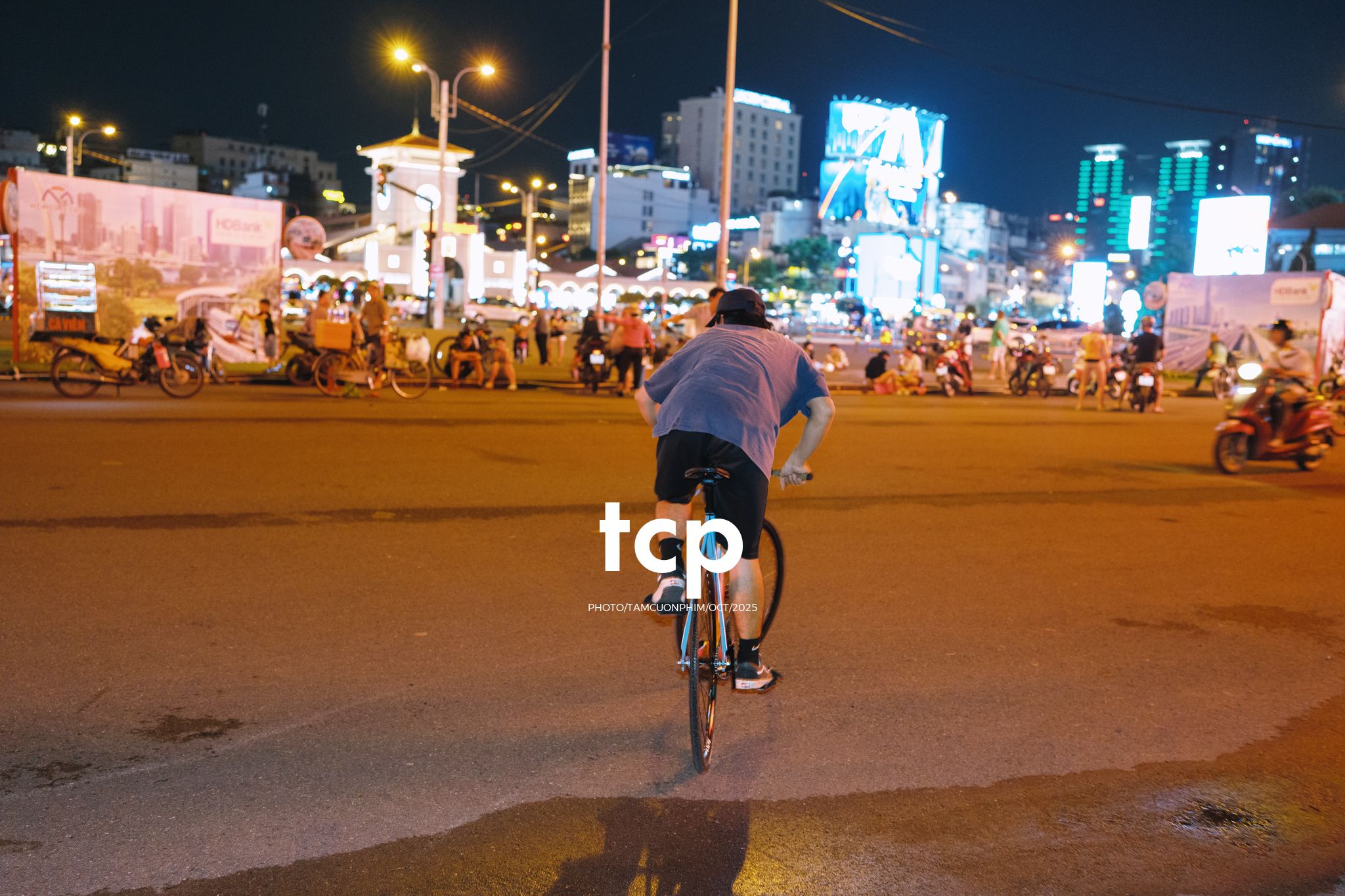 Tám Cuộn Phim - Nhịp điệu đường phố và ánh sáng neon