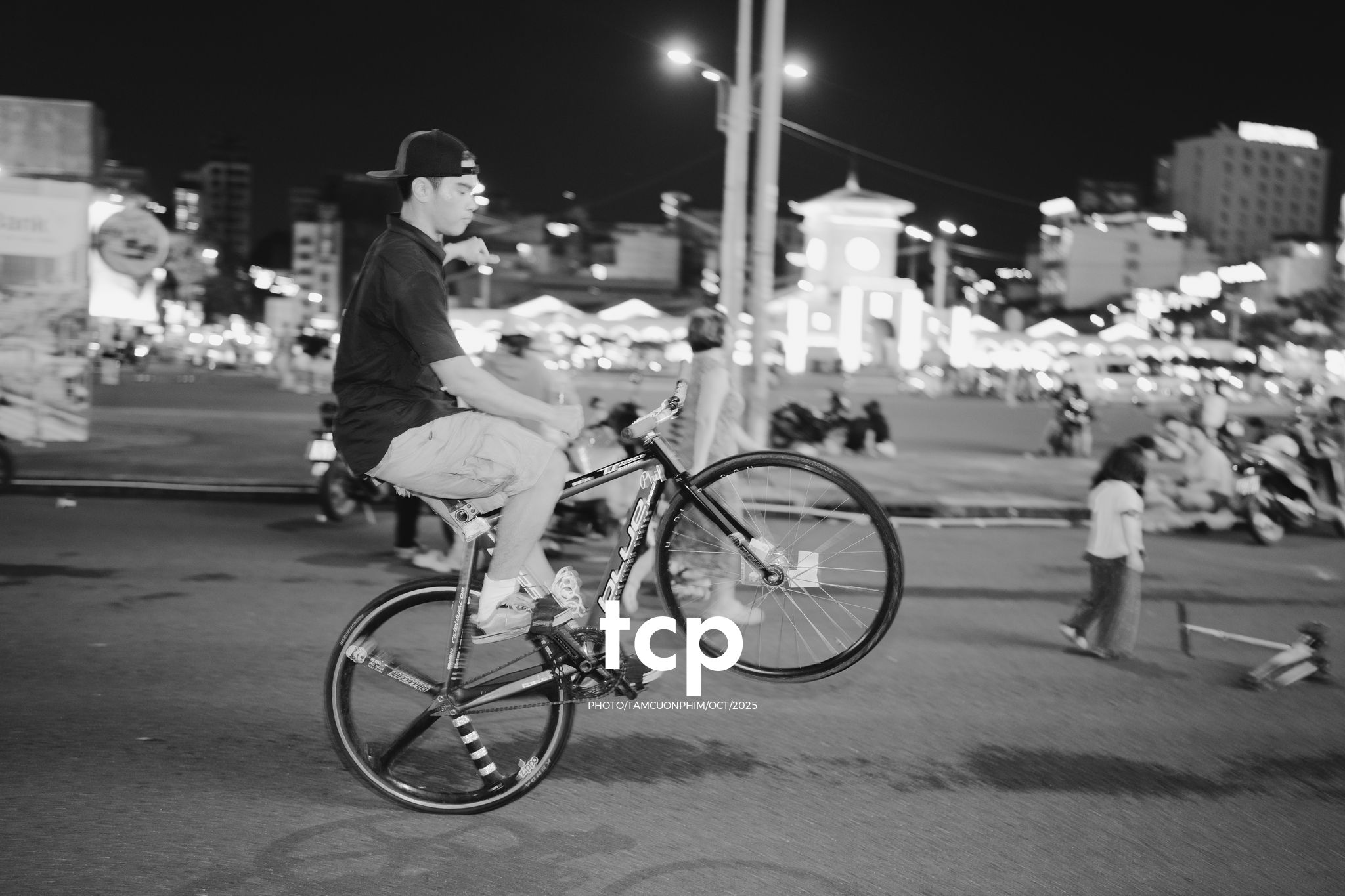 Tám Cuộn Phim - Nhịp điệu đường phố và ánh sáng neon