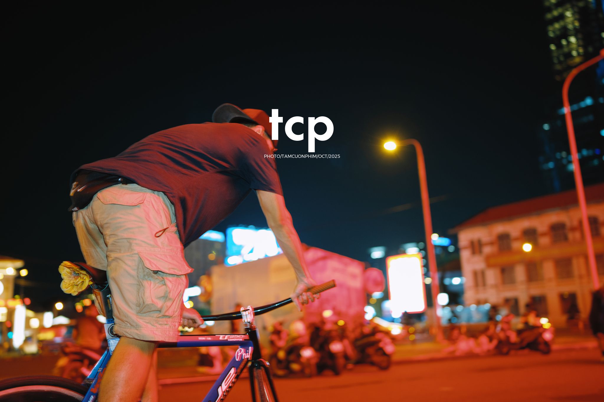 Tám Cuộn Phim - Nhịp điệu đường phố và ánh sáng neon