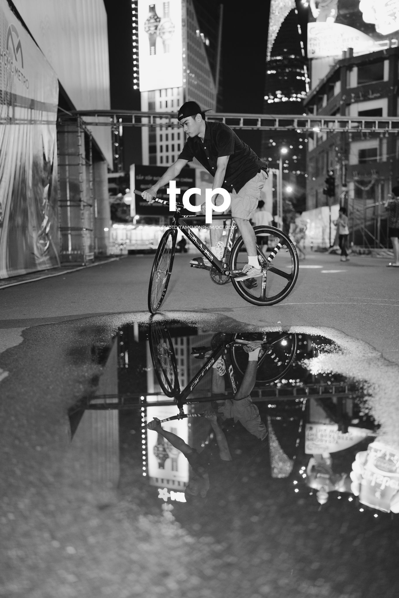 Tám Cuộn Phim - Nhịp điệu đường phố và ánh sáng neon