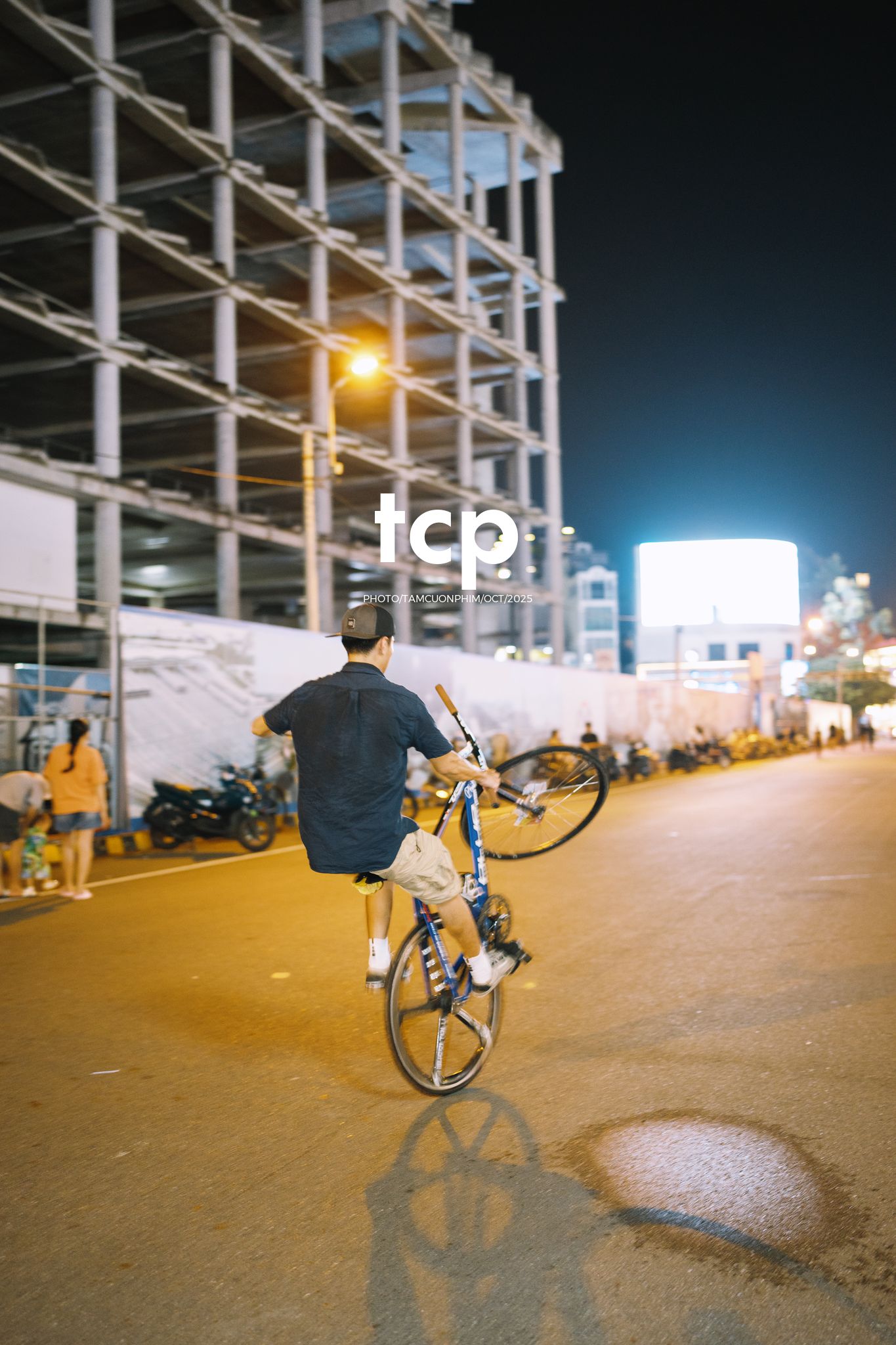 Tám Cuộn Phim - Nhịp điệu đường phố và ánh sáng neon