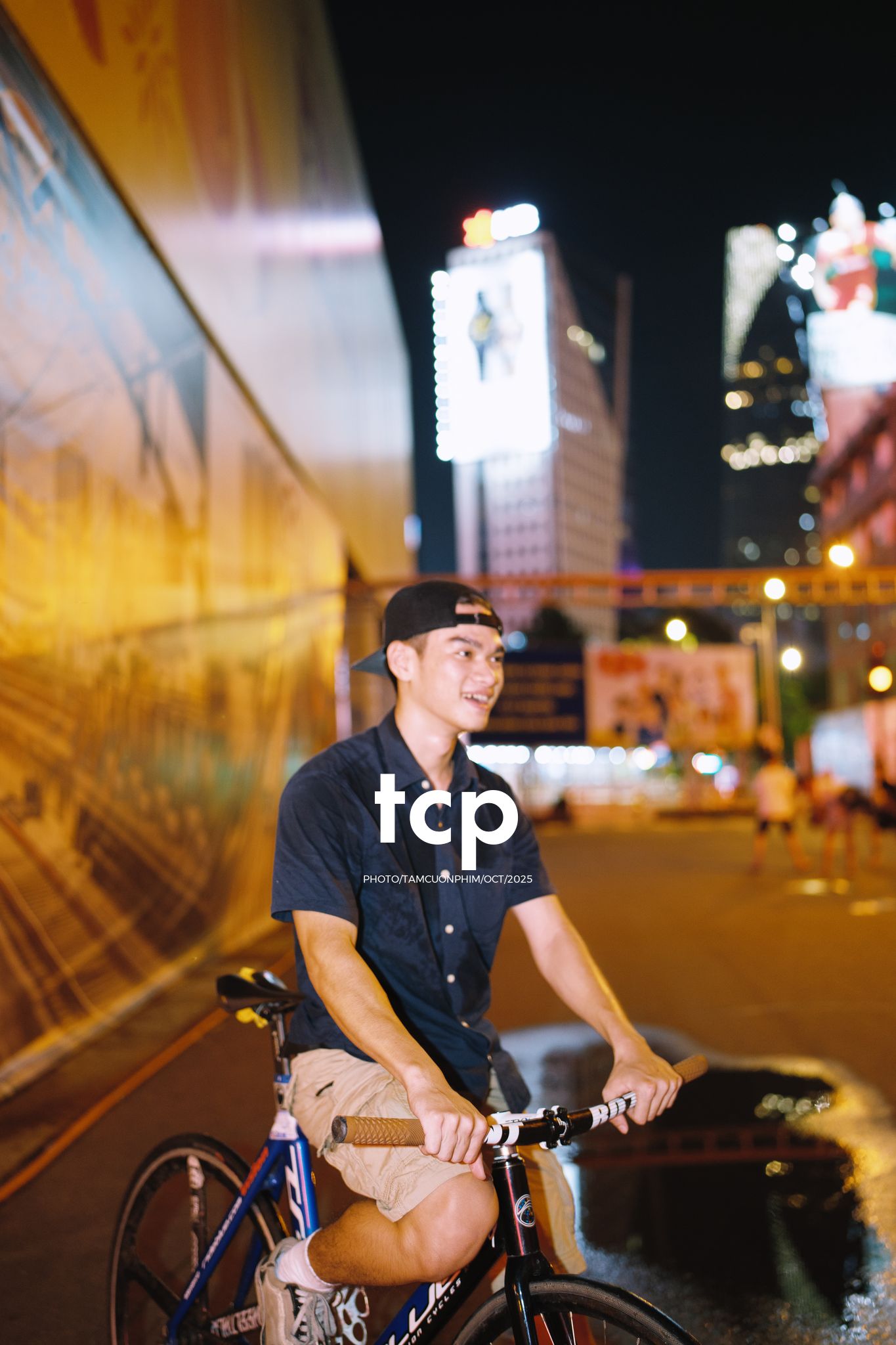 Tám Cuộn Phim - Nhịp điệu đường phố và ánh sáng neon