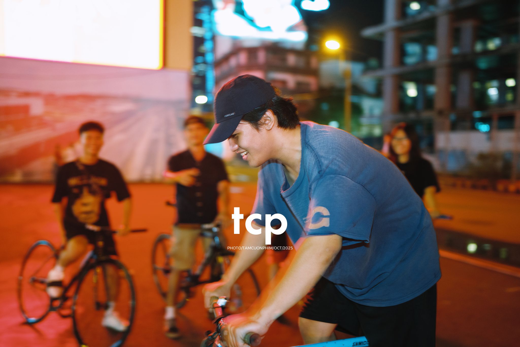 Tám Cuộn Phim - Nhịp điệu đường phố và ánh sáng neon