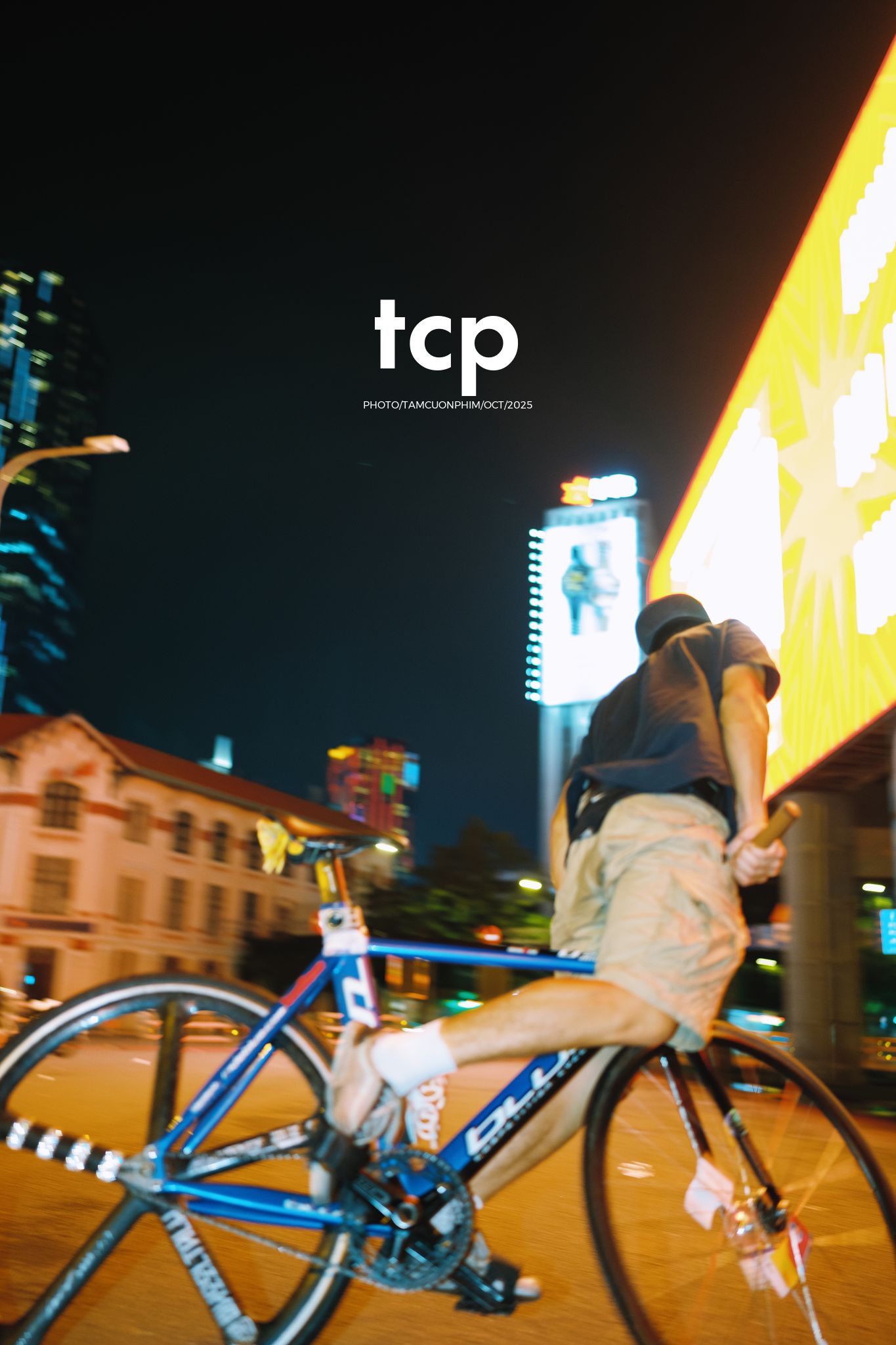 Tám Cuộn Phim - Nhịp điệu đường phố và ánh sáng neon