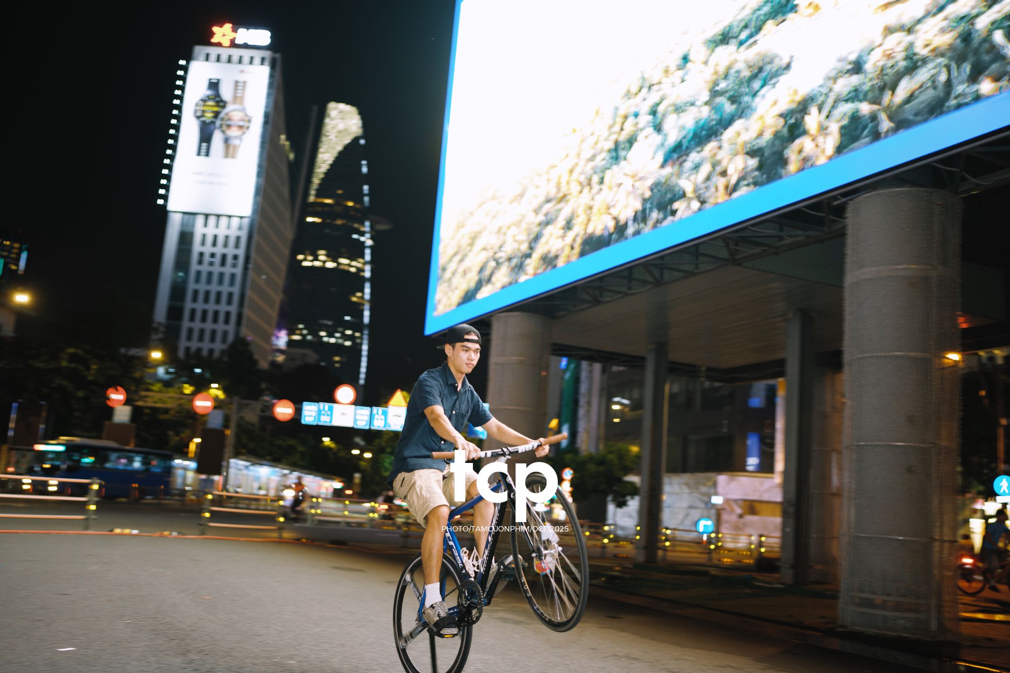 Tám Cuộn Phim - Nhịp điệu đường phố và ánh sáng neon