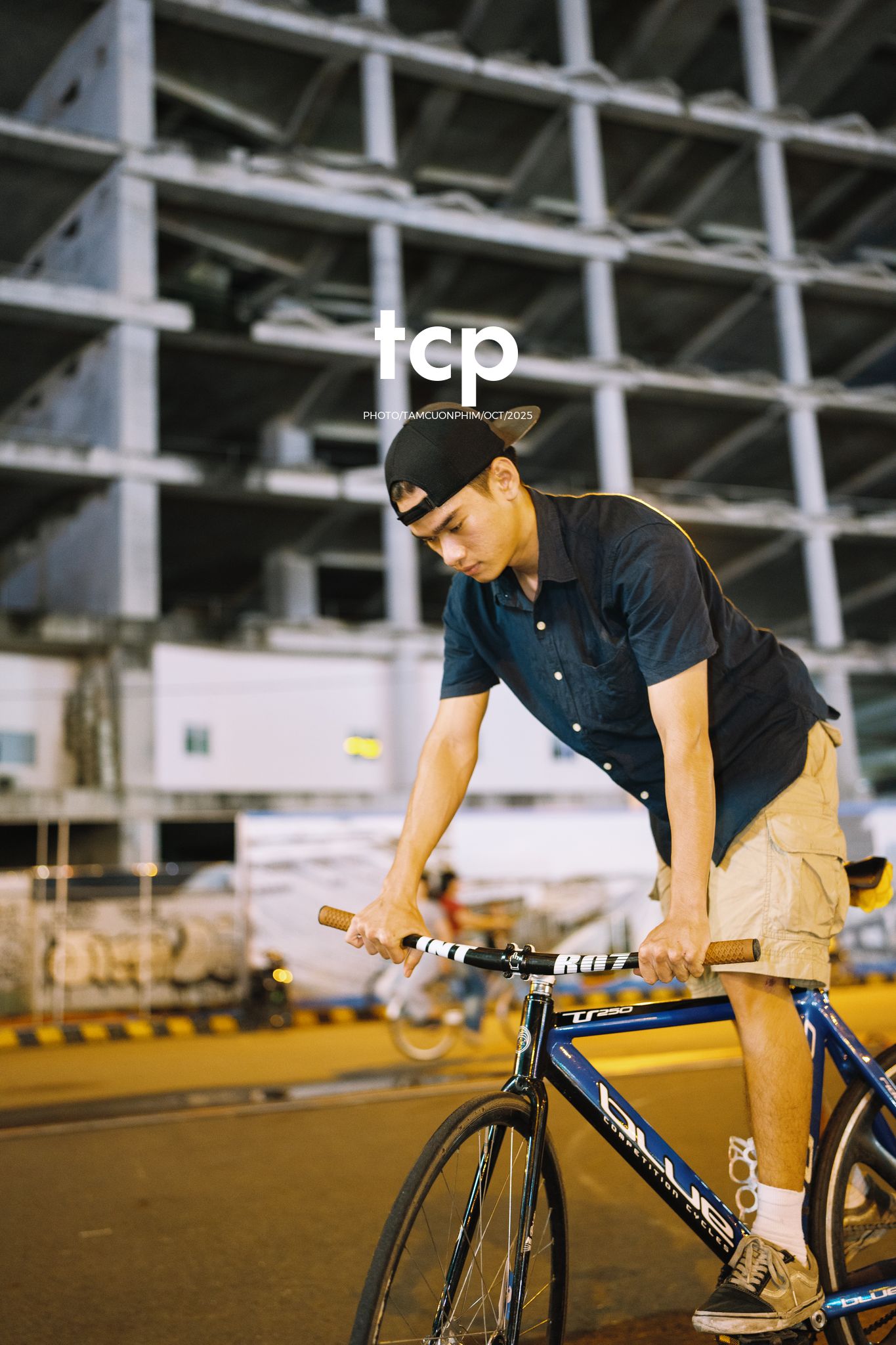 Tám Cuộn Phim - Nhịp điệu đường phố và ánh sáng neon