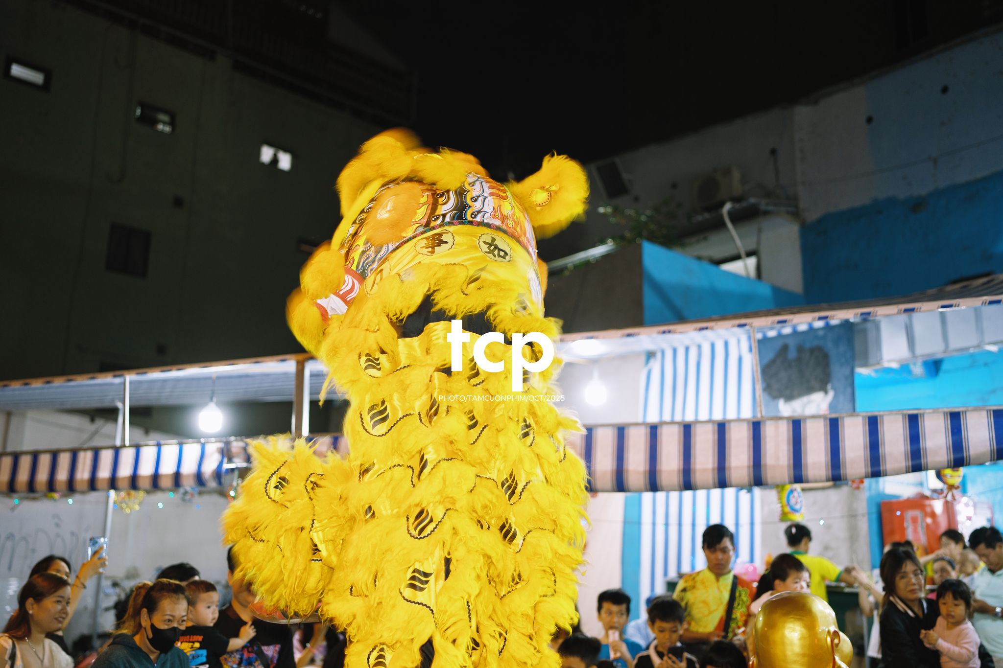 Tám Cuộn Phim - Ai mà chẳng nhớ cái cảm giác đứng đợi lân sư rồng đi qua trước ngõ?