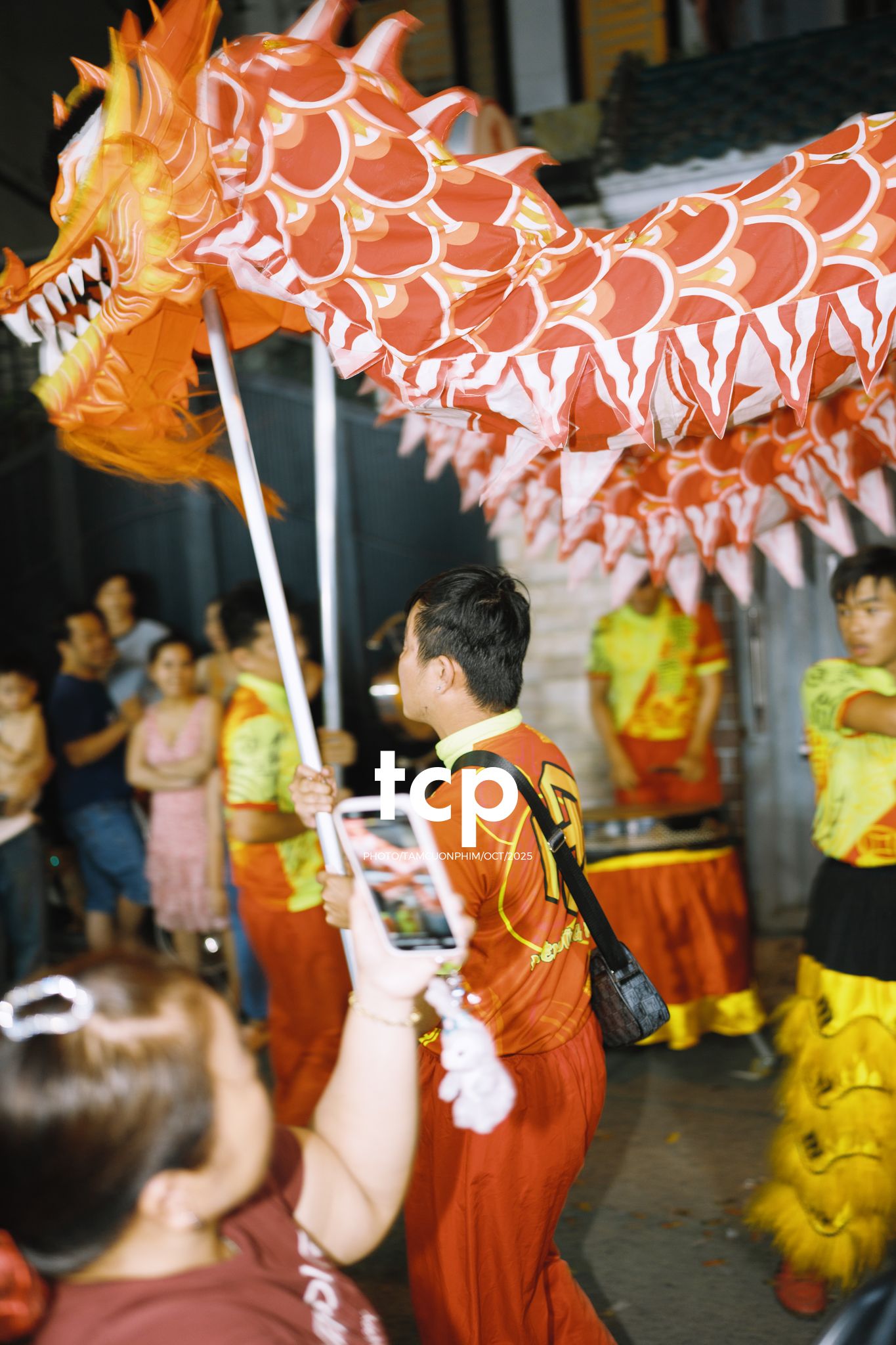 Tám Cuộn Phim - Ai mà chẳng nhớ cái cảm giác đứng đợi lân sư rồng đi qua trước ngõ?