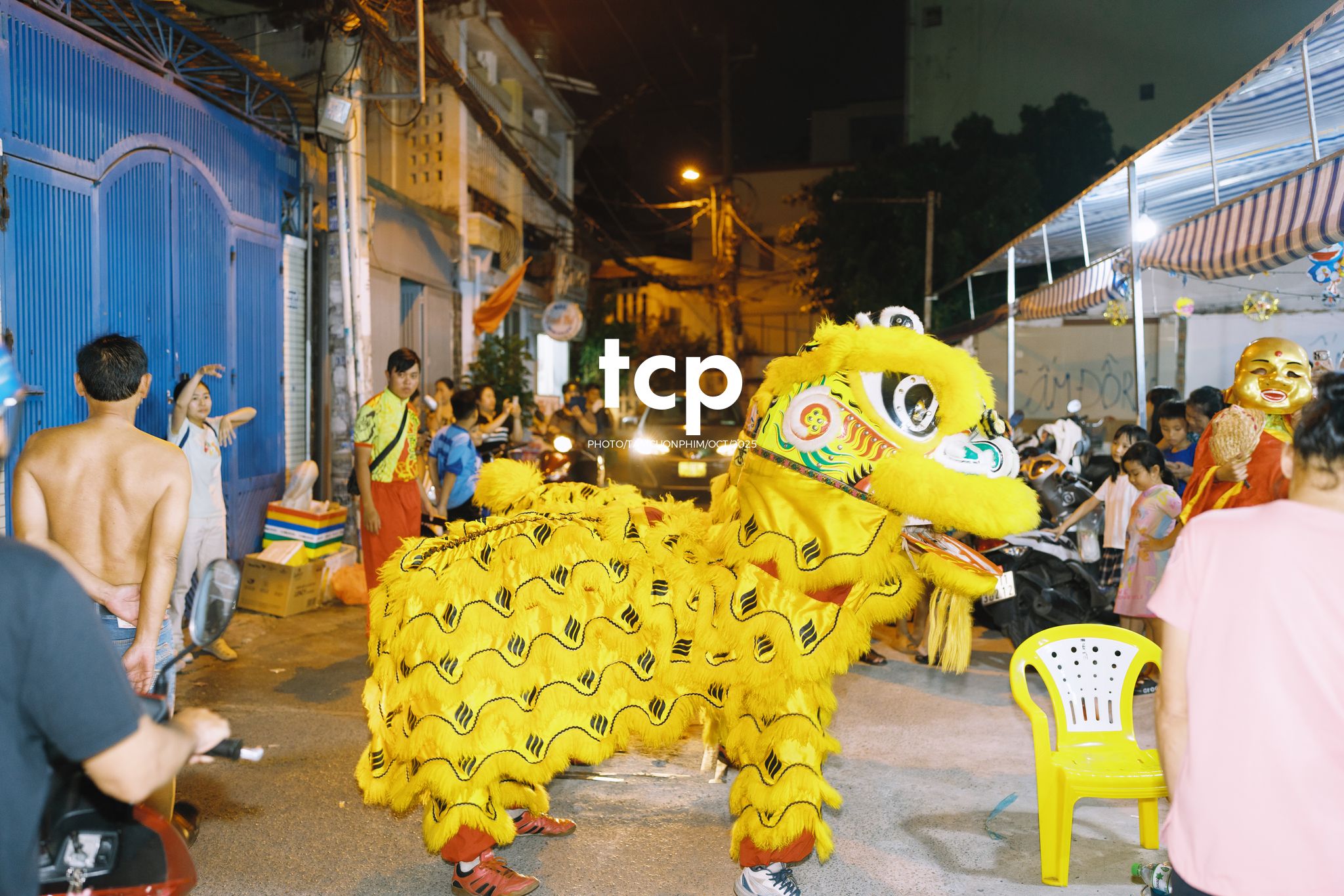 Tám Cuộn Phim - Ai mà chẳng nhớ cái cảm giác đứng đợi lân sư rồng đi qua trước ngõ?