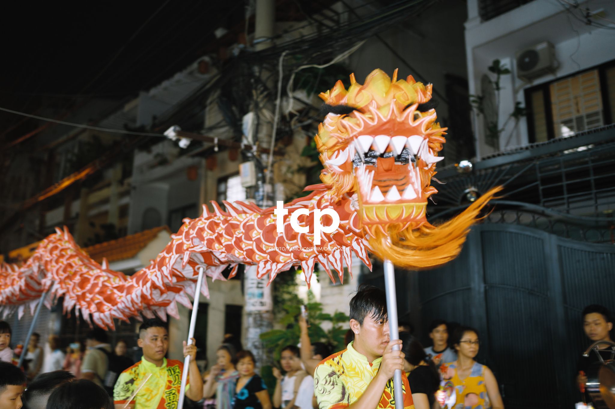 Tám Cuộn Phim - Ai mà chẳng nhớ cái cảm giác đứng đợi lân sư rồng đi qua trước ngõ?