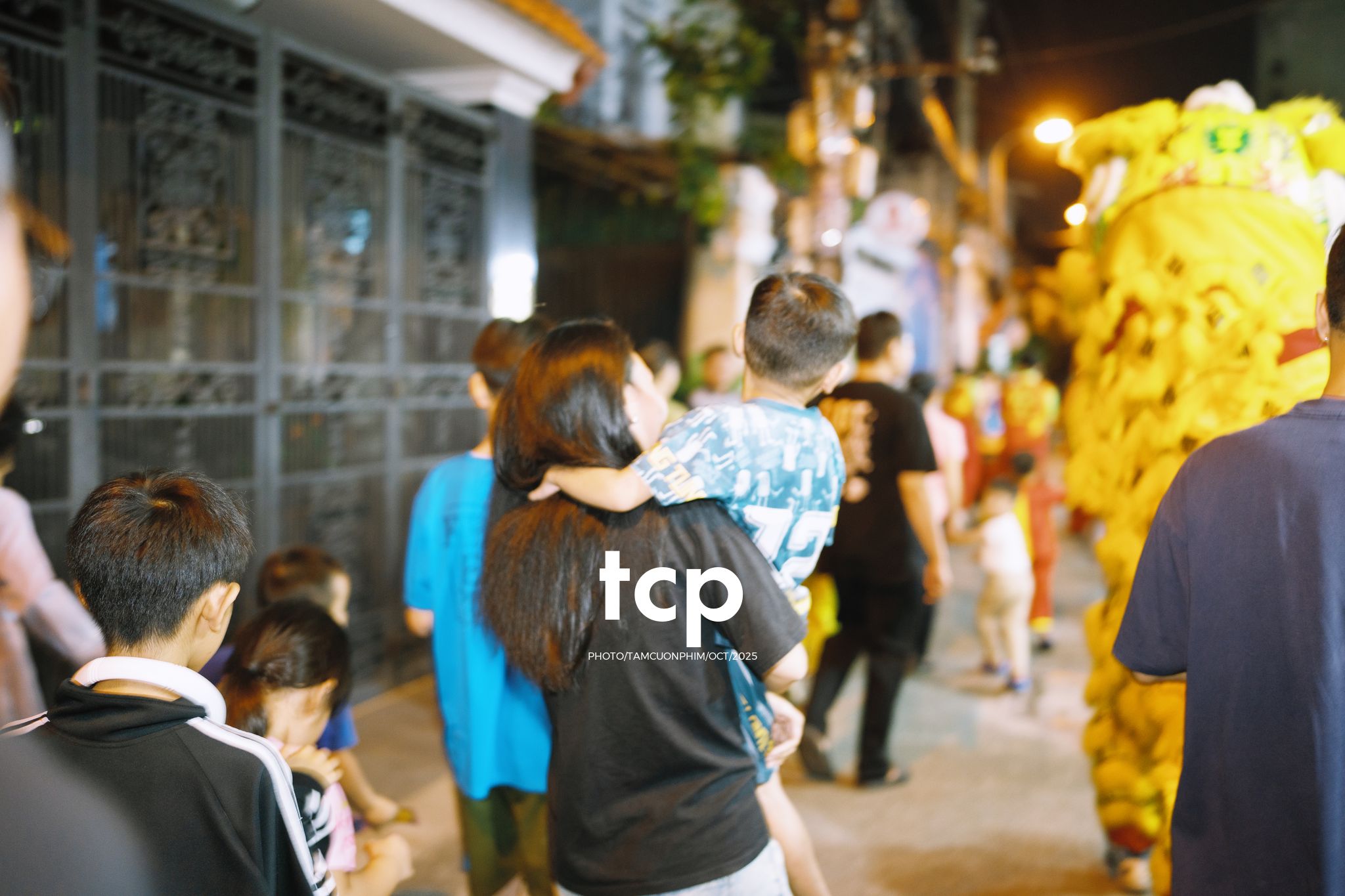 Tám Cuộn Phim - Ai mà chẳng nhớ cái cảm giác đứng đợi lân sư rồng đi qua trước ngõ?