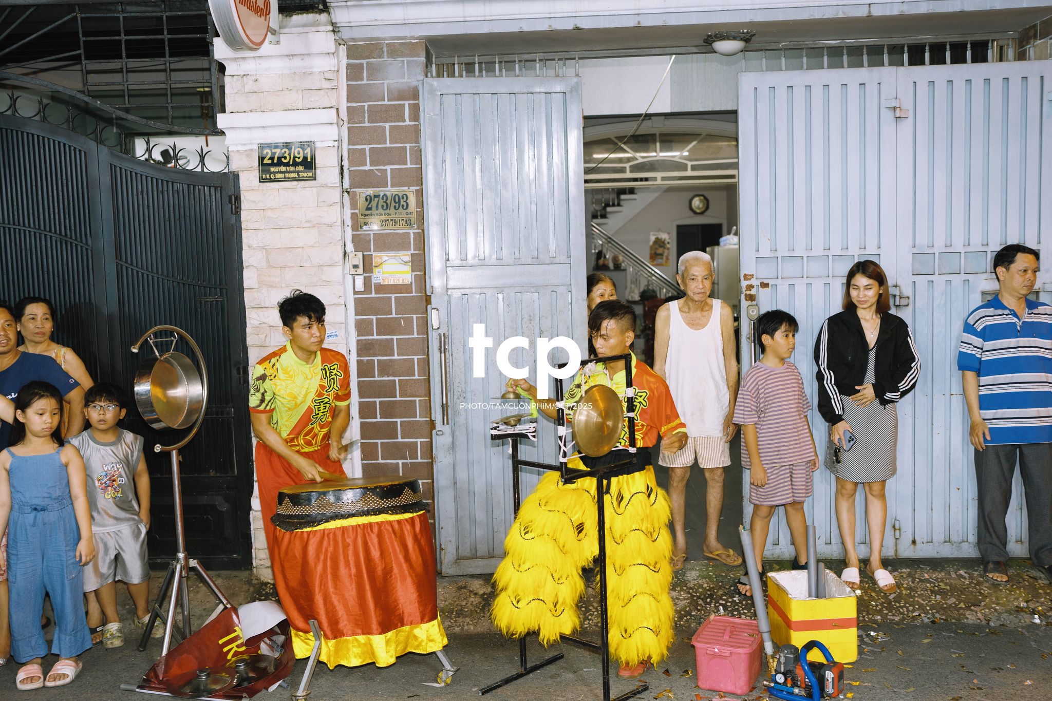 Tám Cuộn Phim - Ai mà chẳng nhớ cái cảm giác đứng đợi lân sư rồng đi qua trước ngõ?