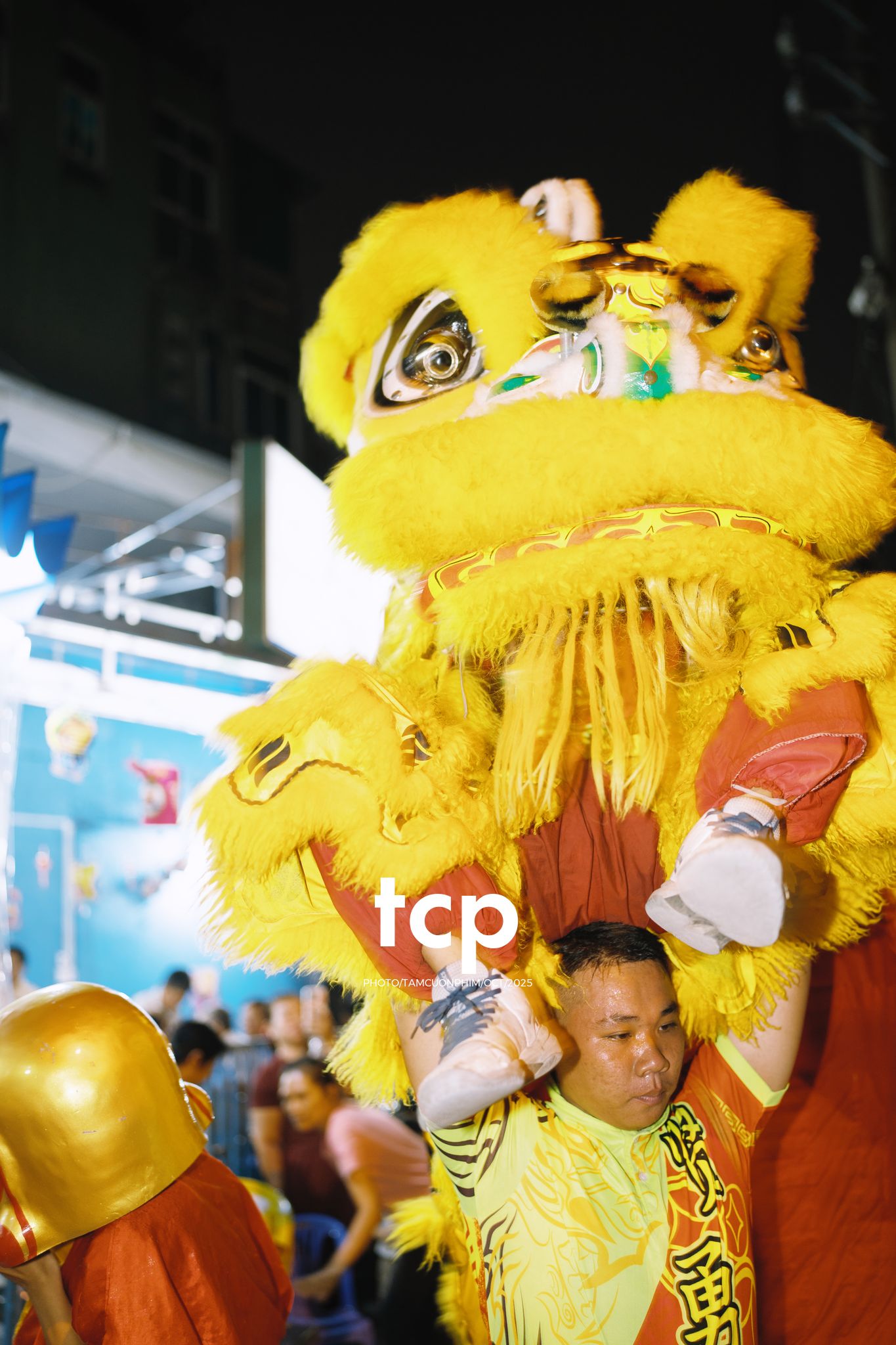 Tám Cuộn Phim - Ai mà chẳng nhớ cái cảm giác đứng đợi lân sư rồng đi qua trước ngõ?