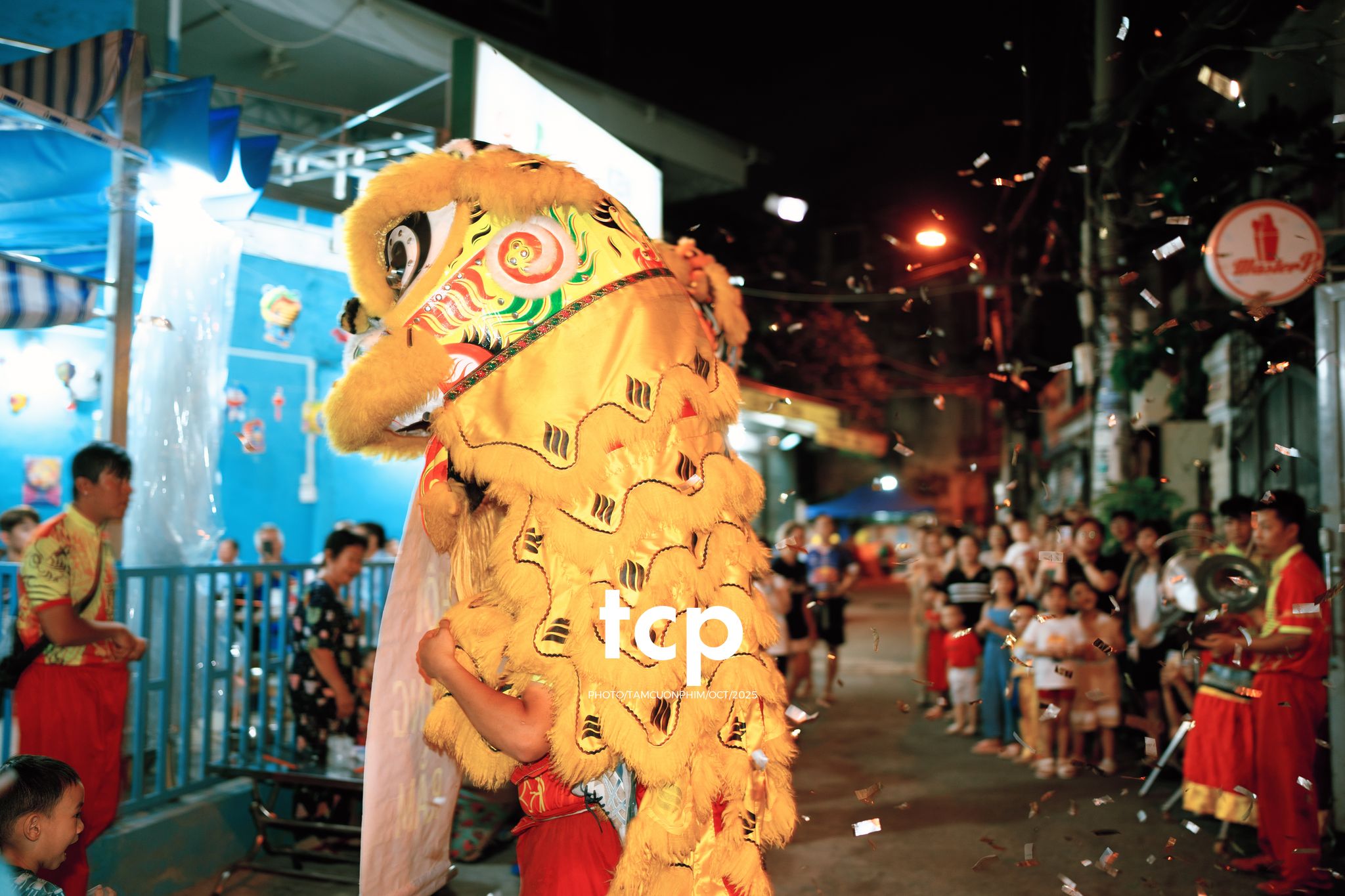 Tám Cuộn Phim - Ai mà chẳng nhớ cái cảm giác đứng đợi lân sư rồng đi qua trước ngõ?