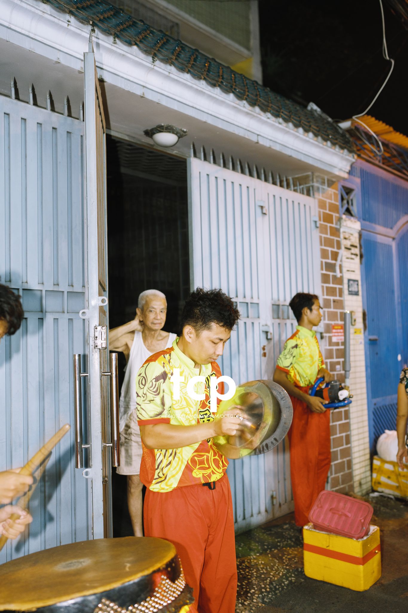 Tám Cuộn Phim - Ai mà chẳng nhớ cái cảm giác đứng đợi lân sư rồng đi qua trước ngõ?